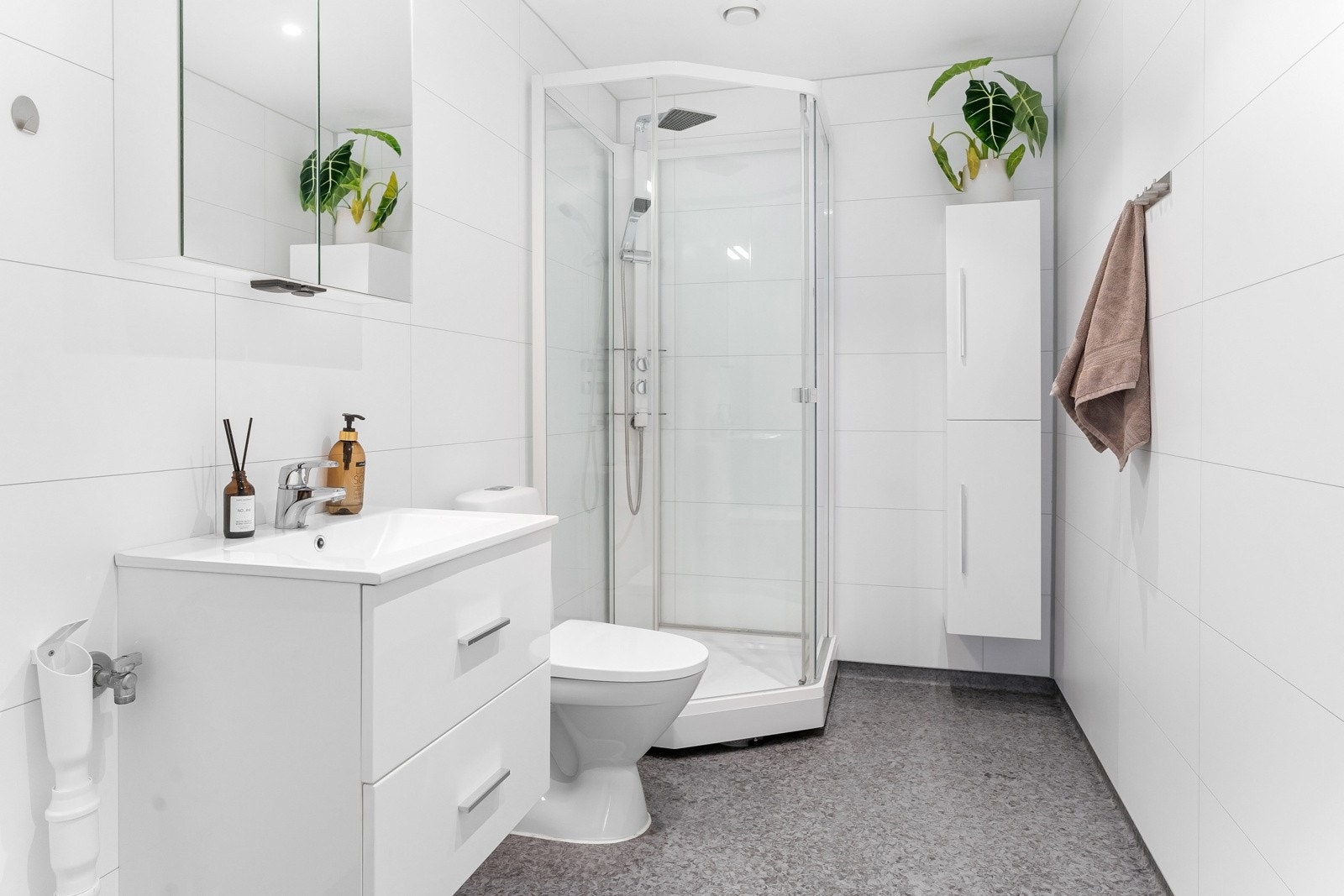 Leilighet 1. Moderne bad med tidsriktig innredning. Galleribilde