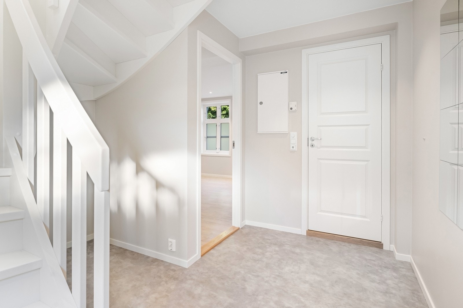 Leilighet 1. Lyst og moderne inngangsparti med god plass. Galleribilde