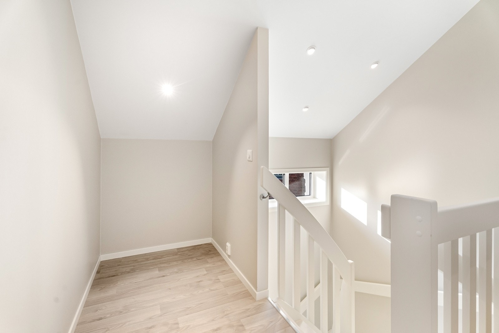 Leilighet 1. Trappeoppgang med god takhøyde i 2 etasje som gir en romslig romfølelse. Galleribilde