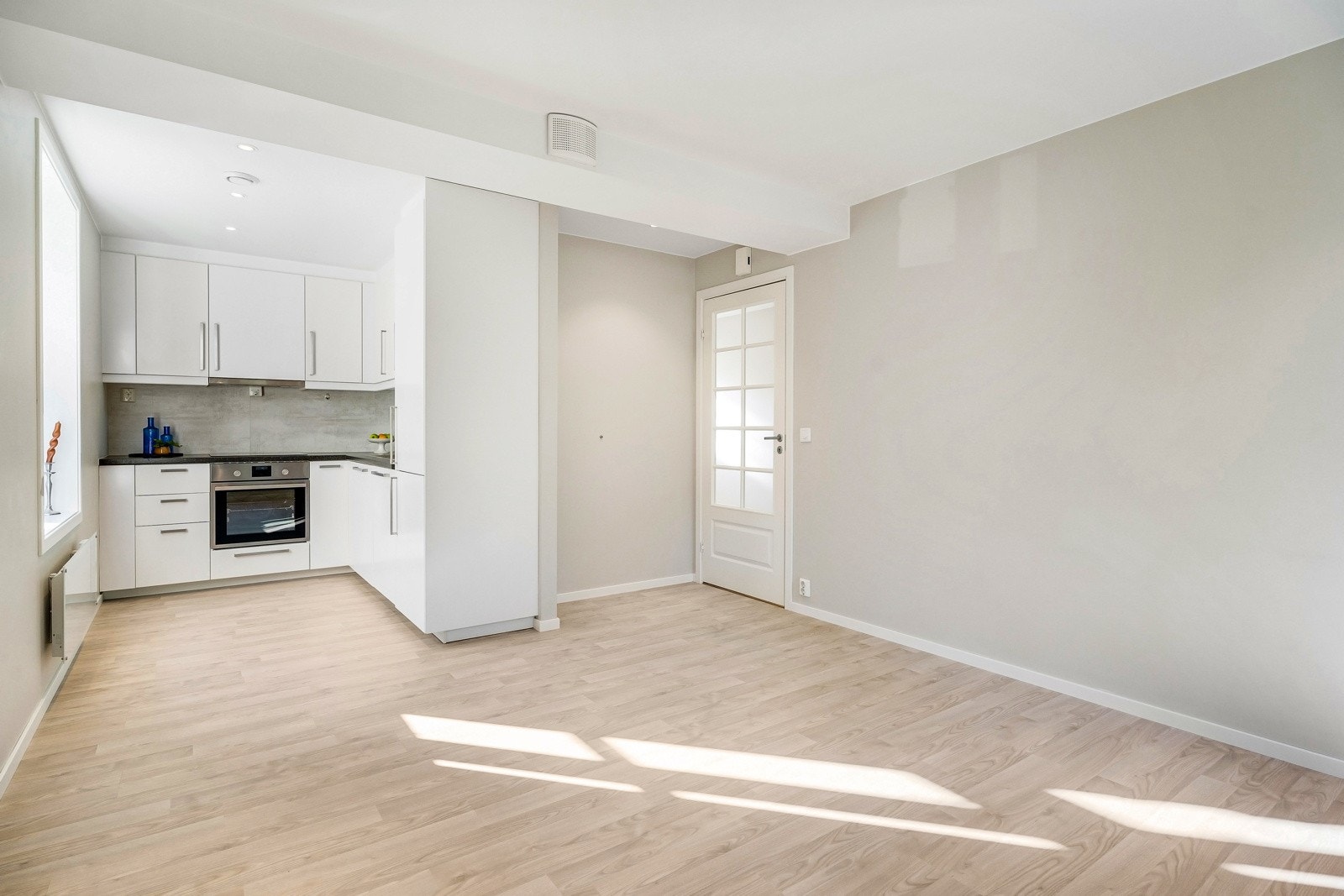 Leilighet 2. Åpen løsning mellom kjøkken og stue som er perfekt for sosiale sammenkomster. Galleribilde