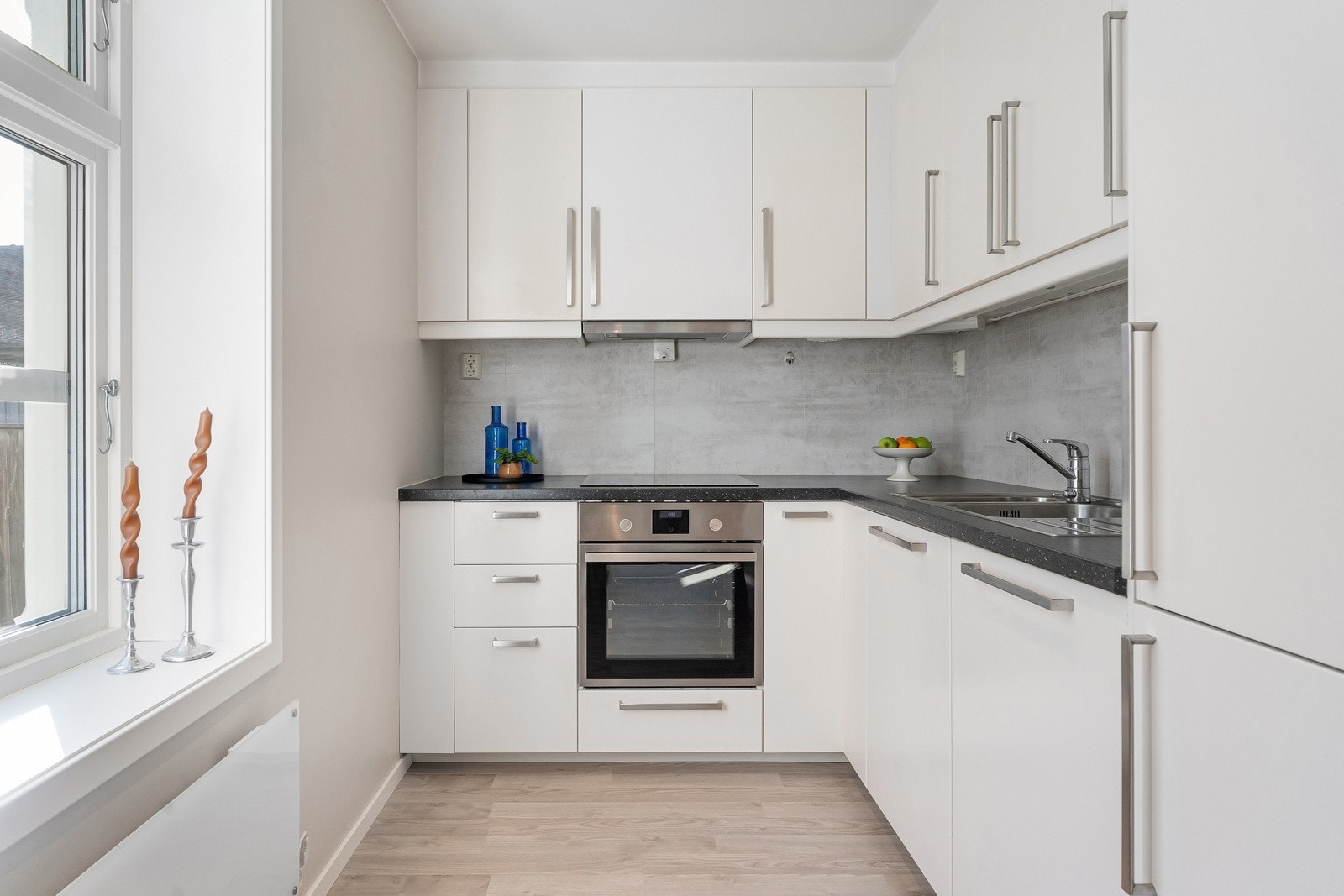 Leilighet 2. Lyst og moderne kjøkken med mye skapplass. Galleribilde