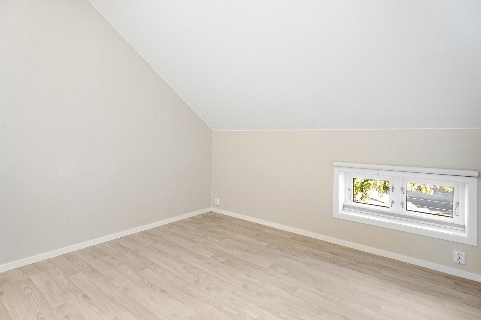 Leilighet 1. Oppholdsrom som kan brukes til kontor. Galleribilde