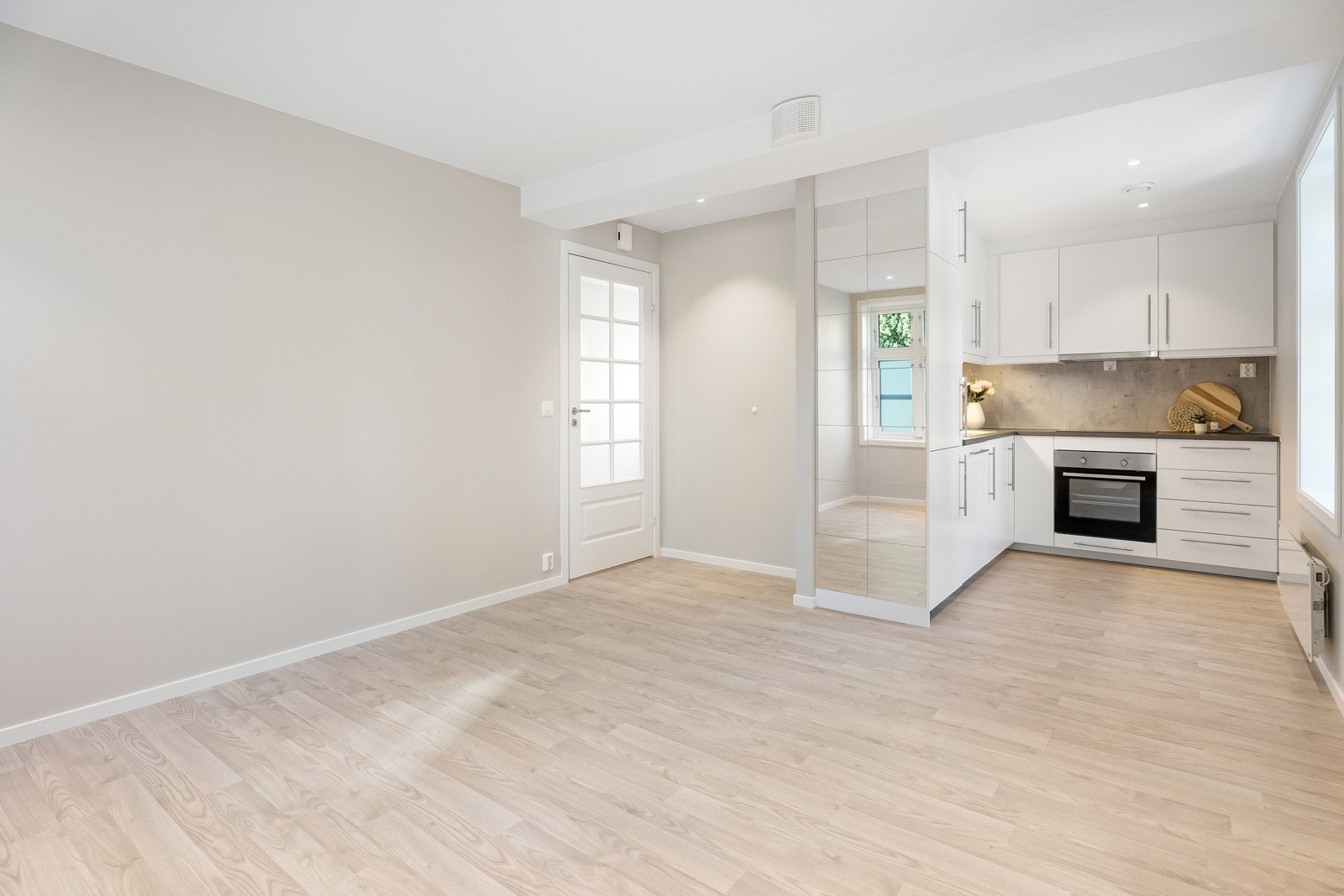 Leilighet 1. Åpen løsning mellom kjøkken og stue som er perfekt for sosiale sammenkomster. Galleribilde