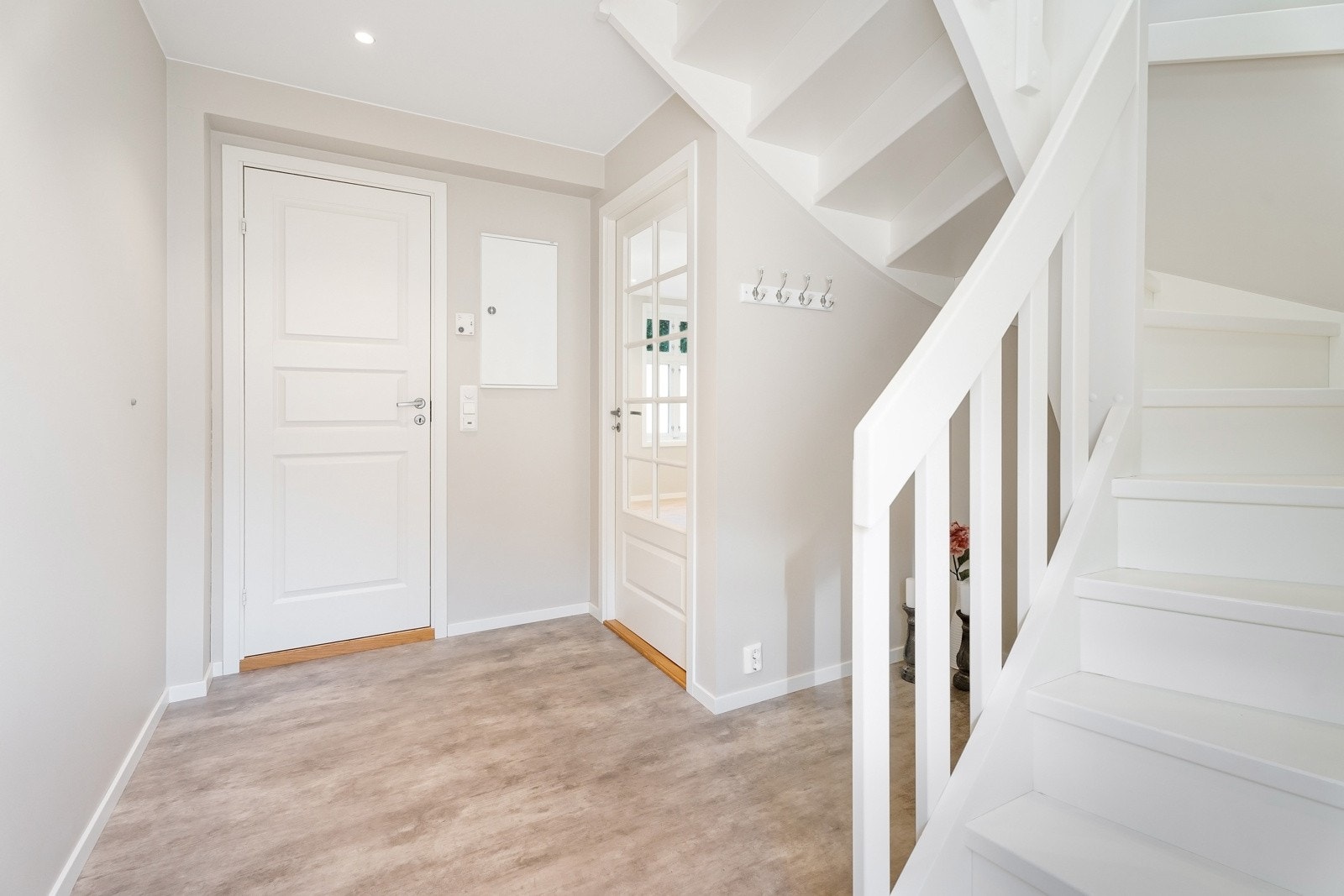 Leilighet 2. Lyst og moderne inngangsparti med god plass. Galleribilde