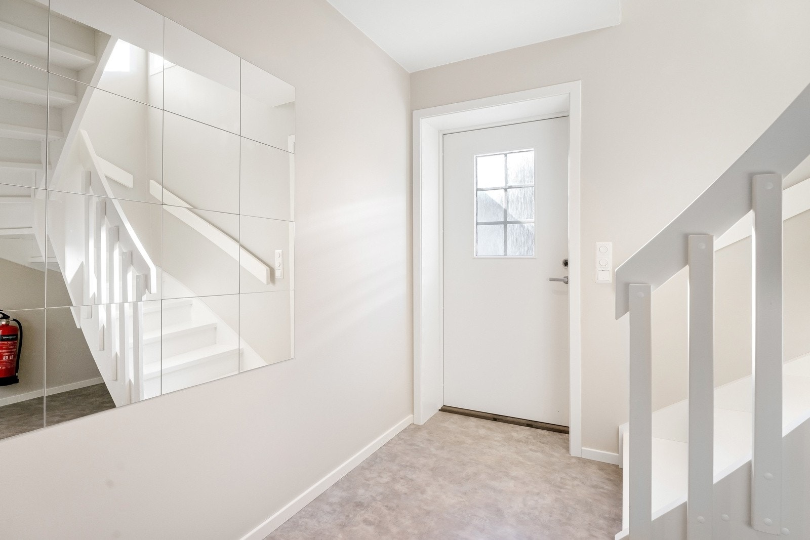 Leilighet 1. Lyst og moderne inngangsparti med god plass. Galleribilde