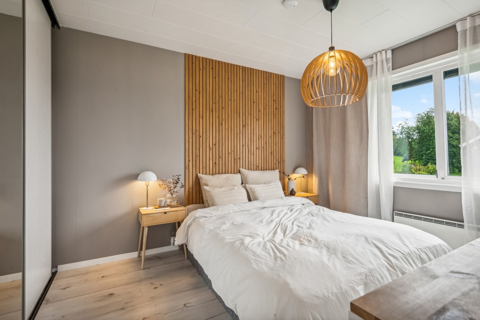 Leiligheten har tre soverom. Hovedsoverom med spilevegg som kontrast. Galleribilde