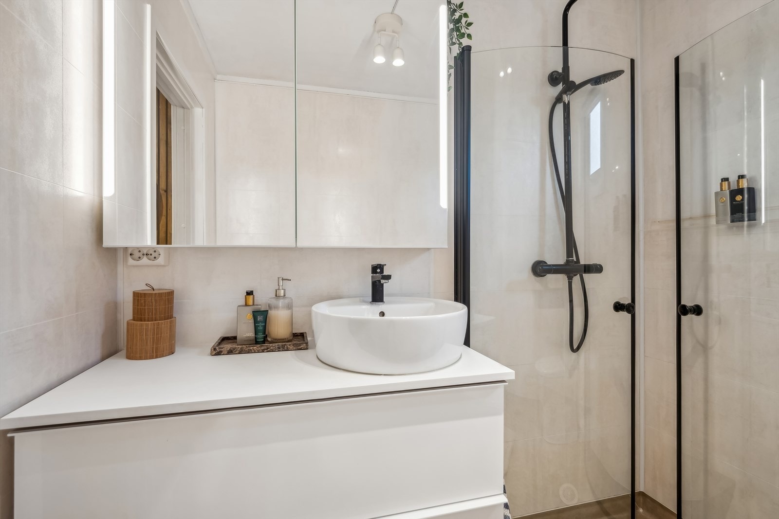 Pent bad fra 2019 med belegg på gulvet og baderomsplater på vegger. Galleribilde