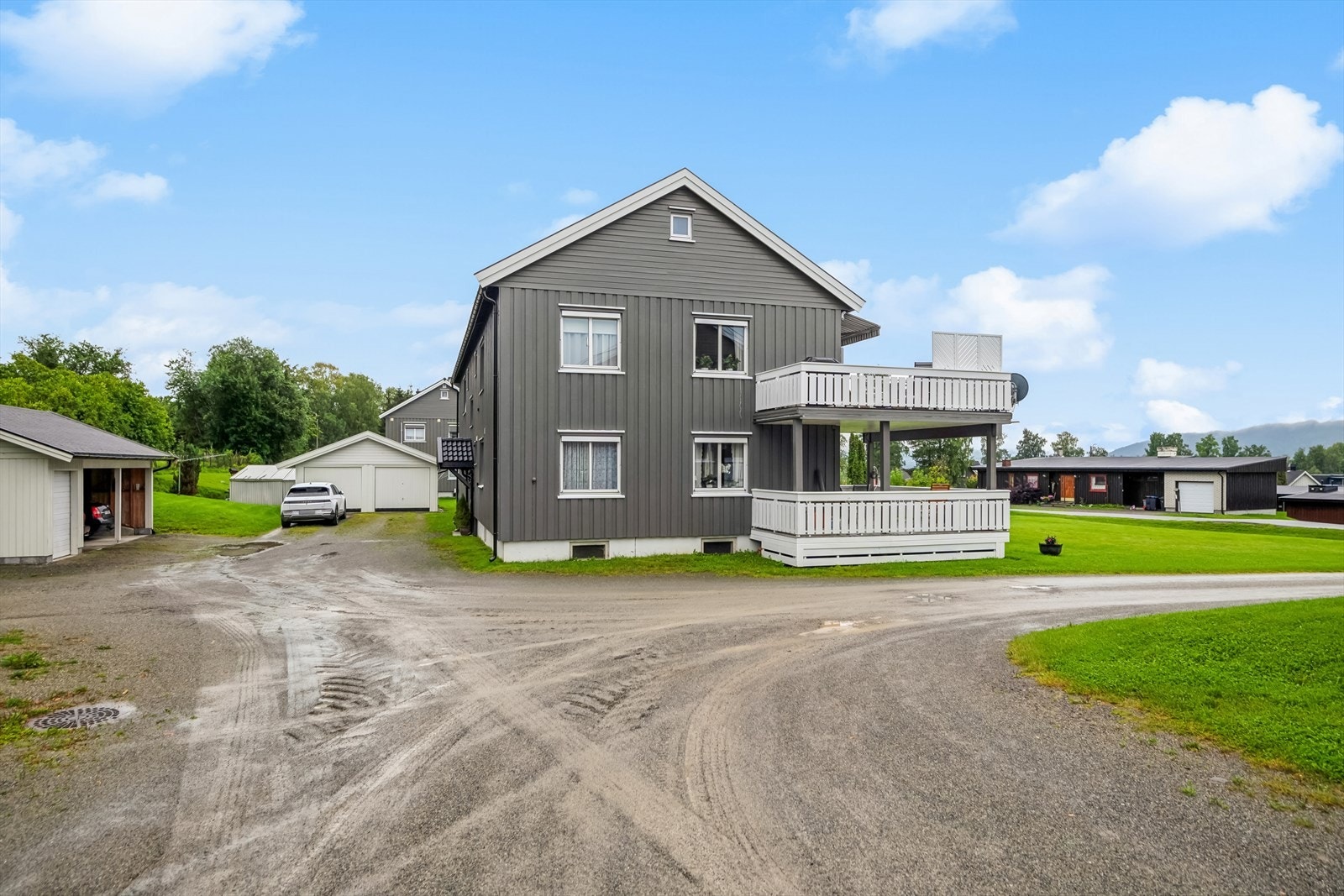 Med leiligheten følger det en garasjeplass i dobbel garasje. Galleribilde