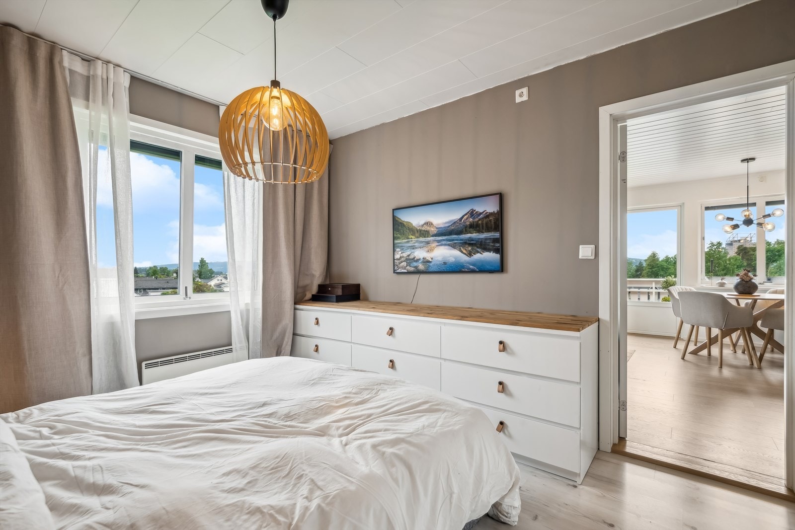 Det er plass til både kommode og garderobeskap på hovedsoverommet. Galleribilde