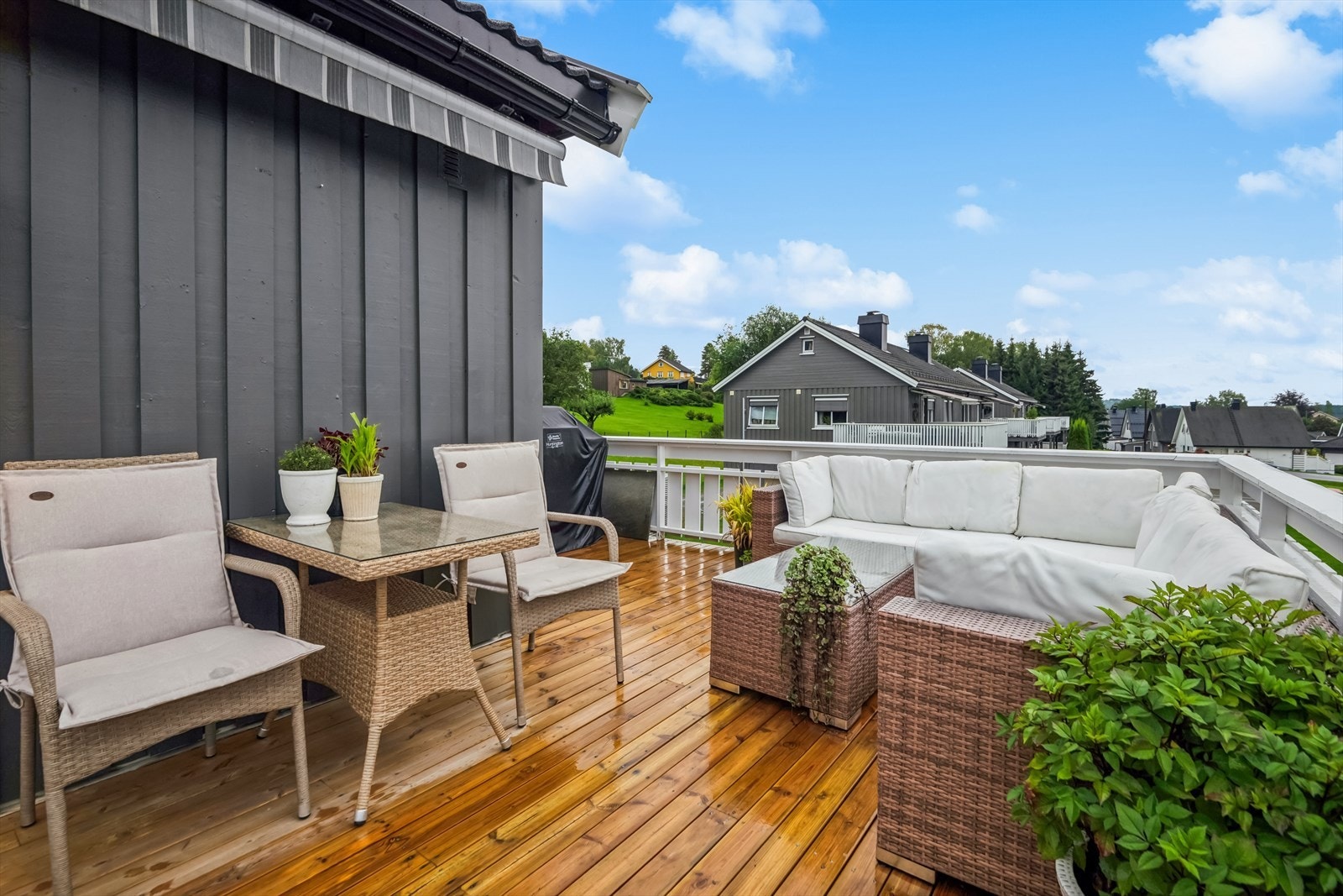 Fra stuen er det utgang til stor balkong med plass til sofa og grill. Galleribilde