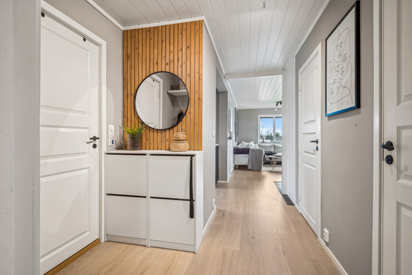 I entreen er det plass til å henge fra seg yttertøy og sko. Galleribilde
