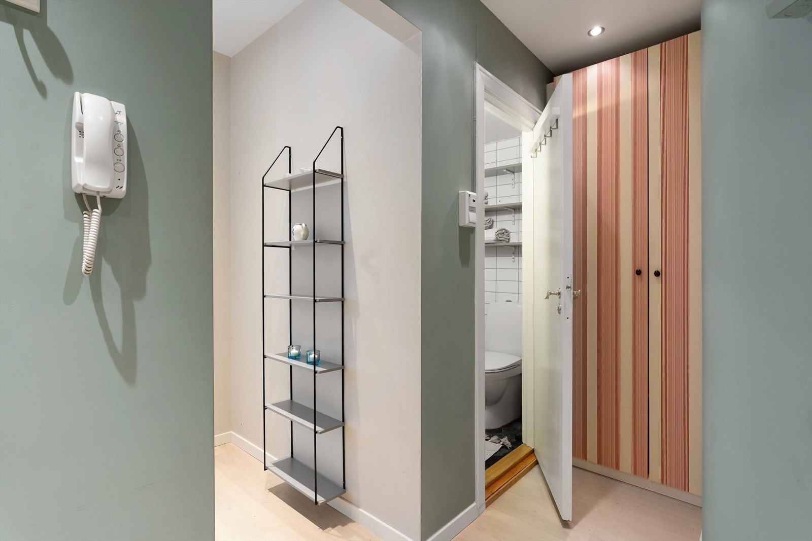 Det er lagt enstavsparkett på gulvet i leiligheten Galleribilde