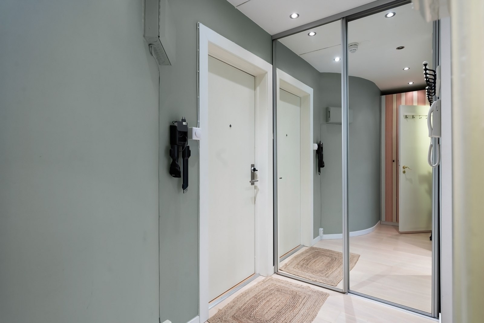 Entréen er romslig og er utstyrt med skyvedørsgarderobe Galleribilde