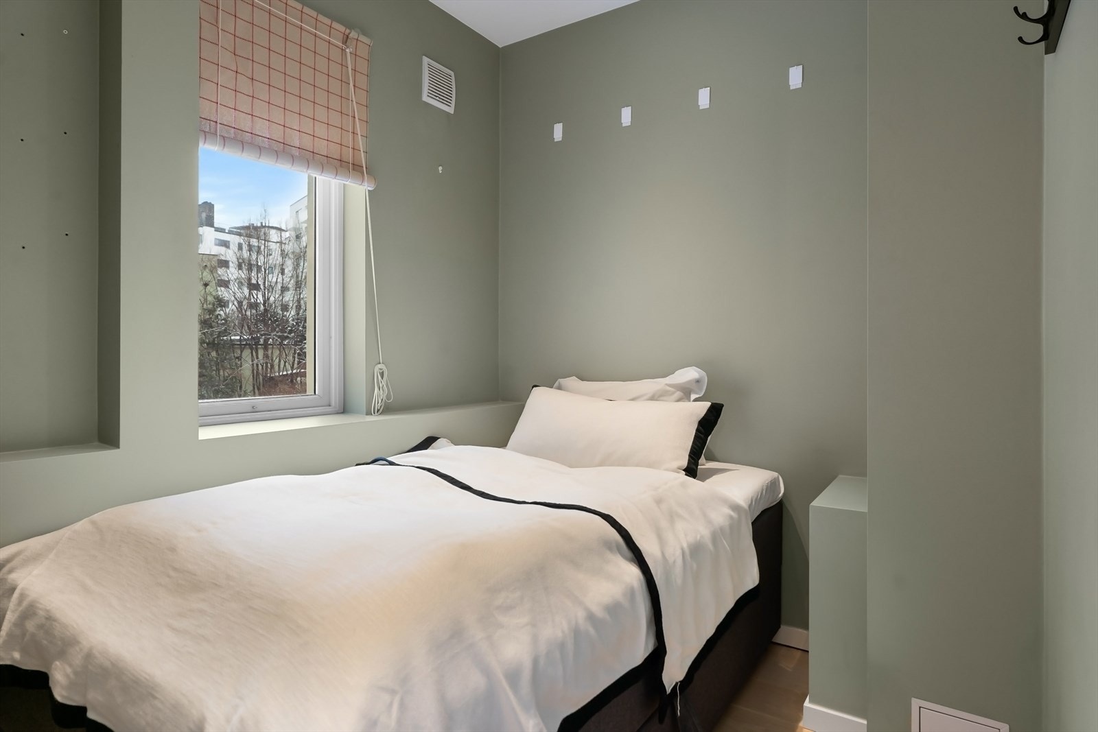 Soverommet er av god størrelse og er vendt mot rolig bakgård Galleribilde