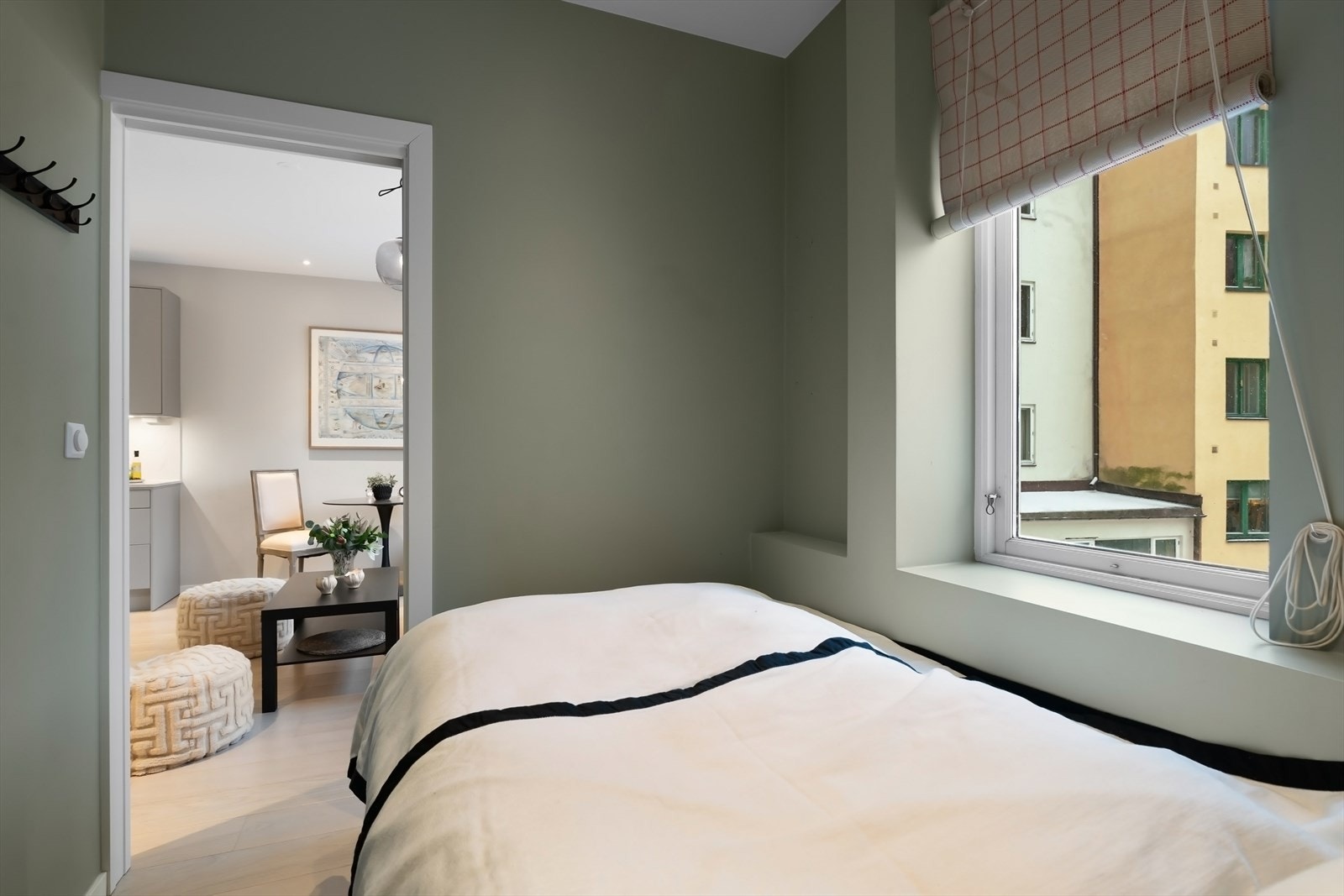 Det er skyvedør til soverommet. Vinduene er fra 2001. Galleribilde