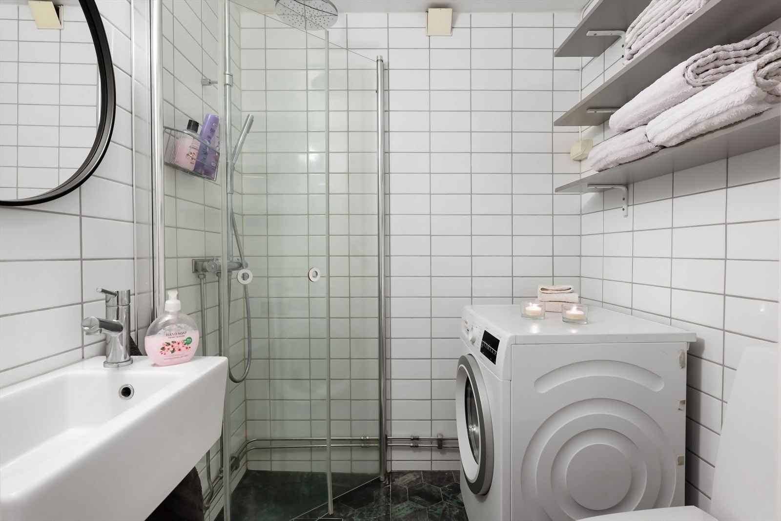 Flislagt bad fra 2013 med opplegg for vaskemaskin Galleribilde