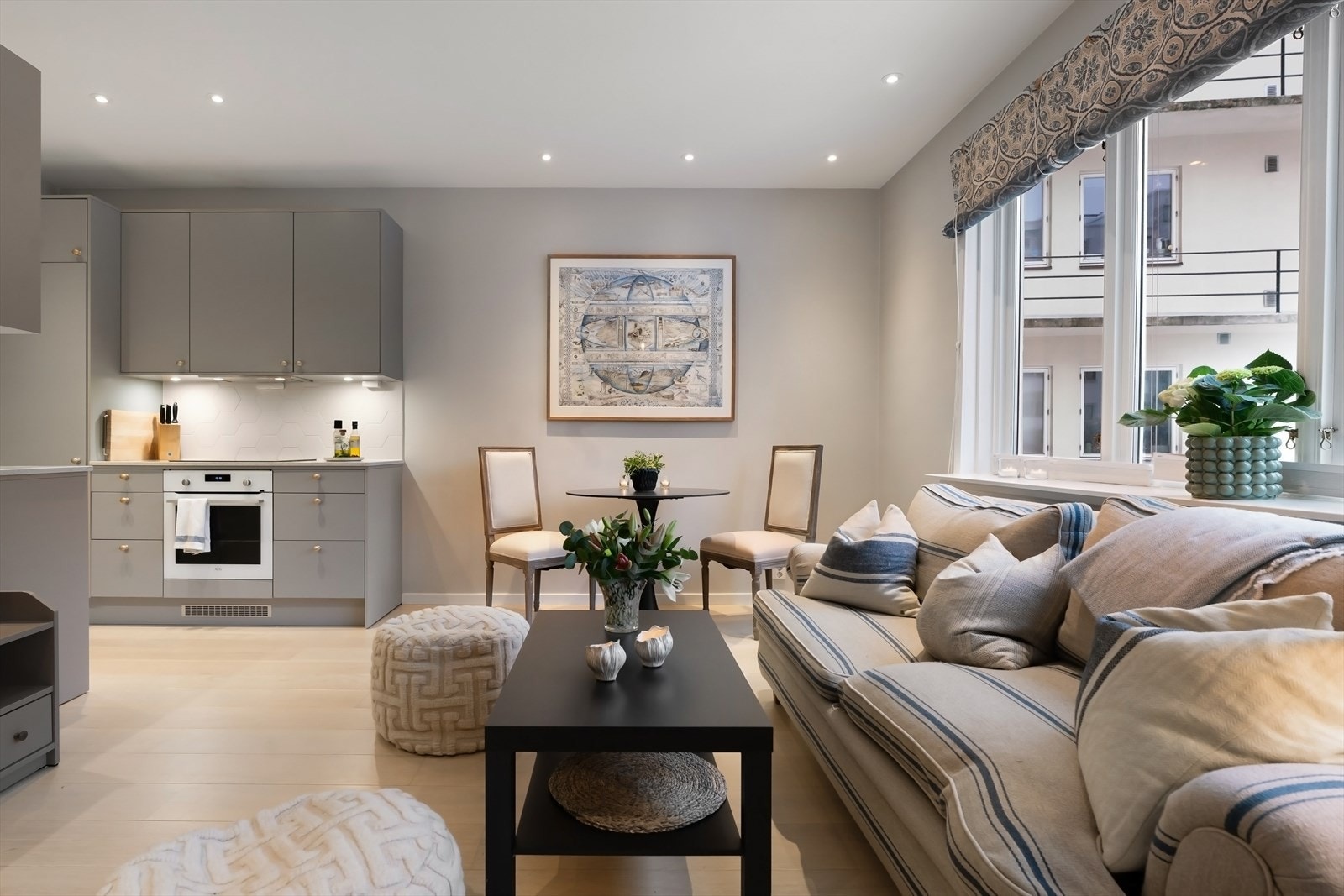 Stuen er utformet slik at man kan møblere i flere soner Galleribilde