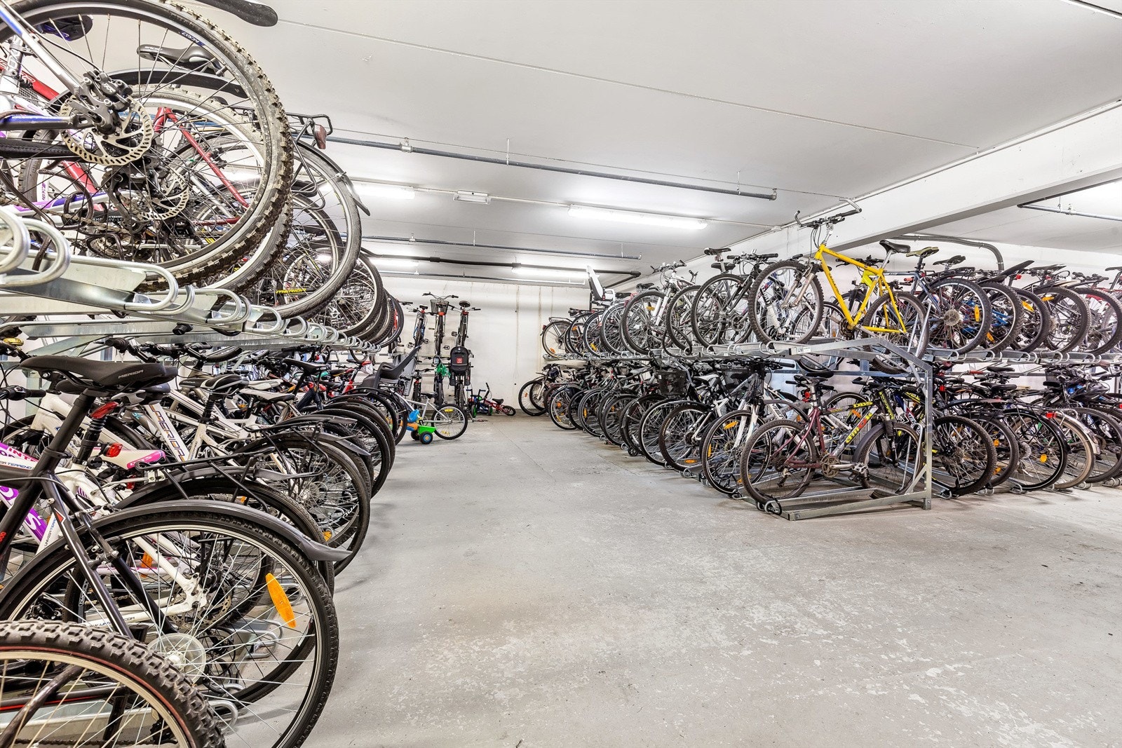 I garasjen er det to, felles sykkelparkeringer. Videoovervåket. Galleribilde