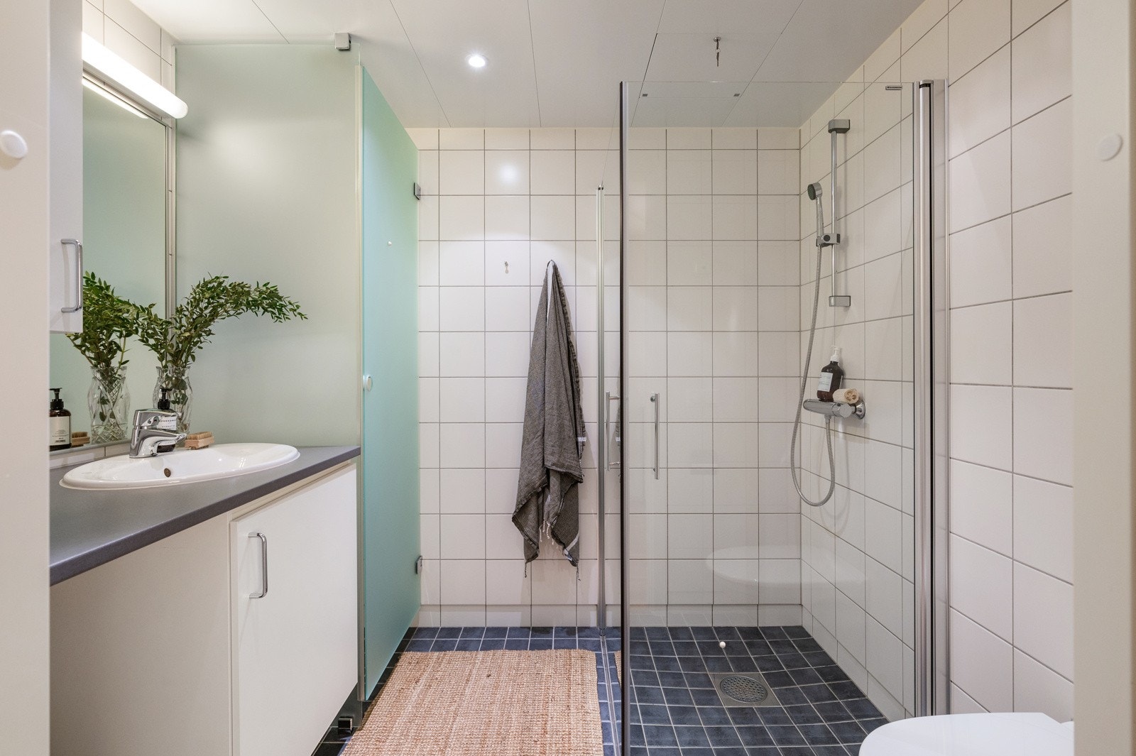 Innbydende og meget romslig bad med varme i gulv og downlights i himling Galleribilde