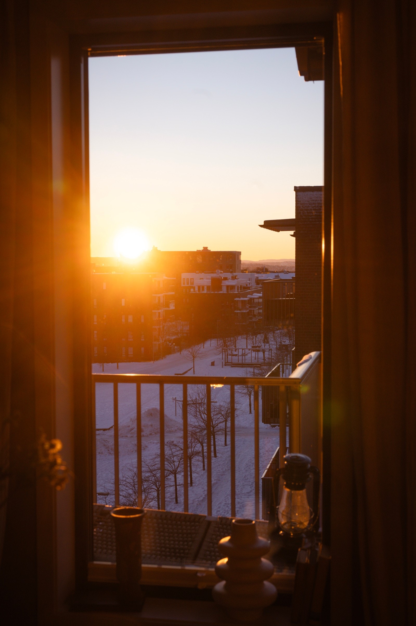 Utvendig, elektrisk solskjerming er montert på vinduet og skjermer for solen samtidig som man kan se ut Galleribilde