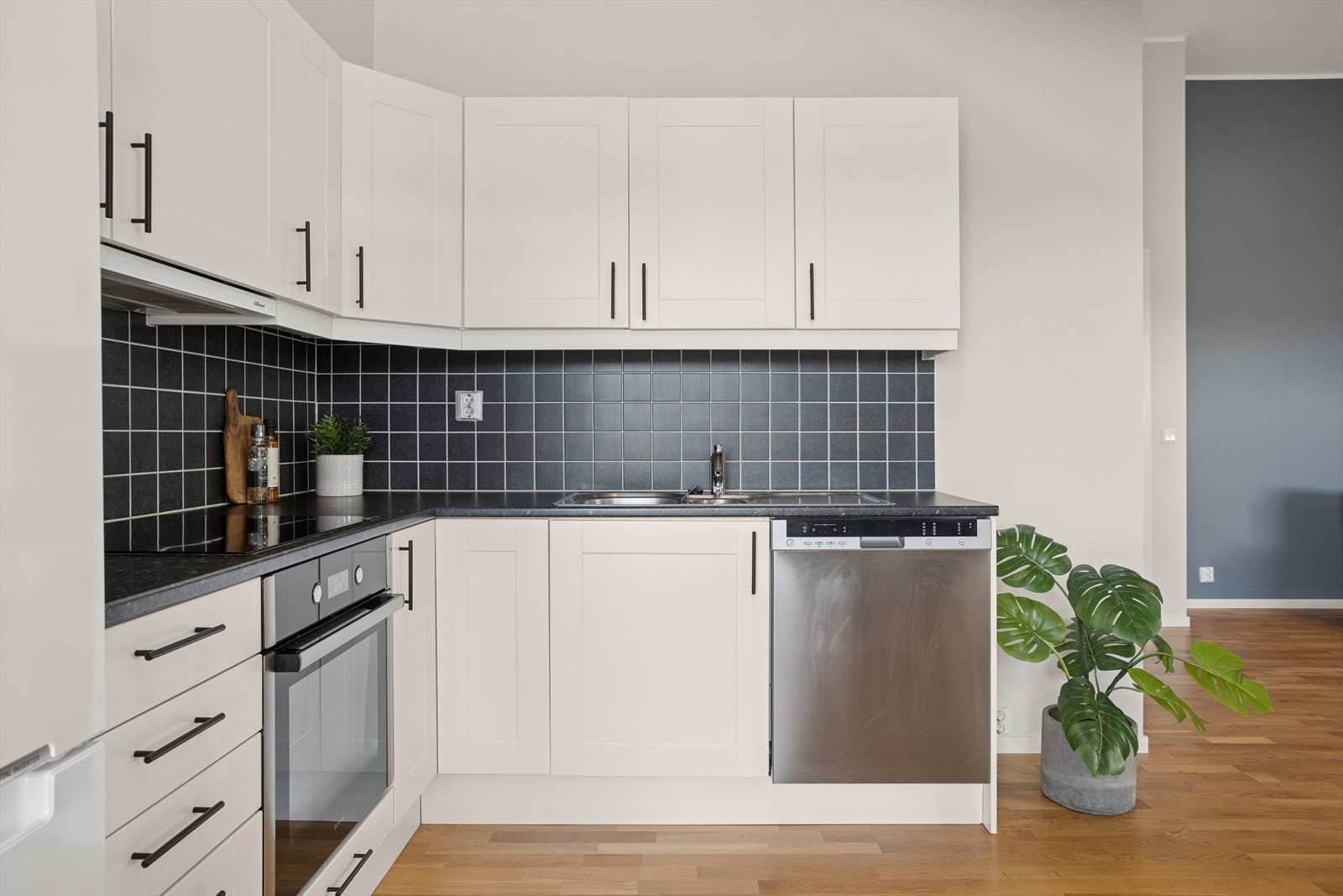 Kjøkkenet er utstyrt med hvitevarer som kjøleskap, oppvaskmaskin, stekeovn og platetopp - Alle inngår i salget! Galleribilde