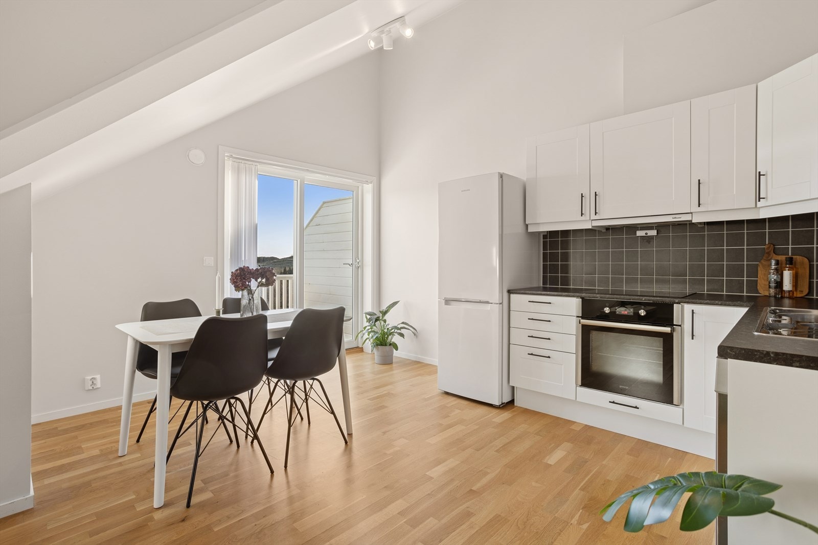 Den åpne planløsningen gjør det enkelt å innrede med både sofa- og spisebord Galleribilde