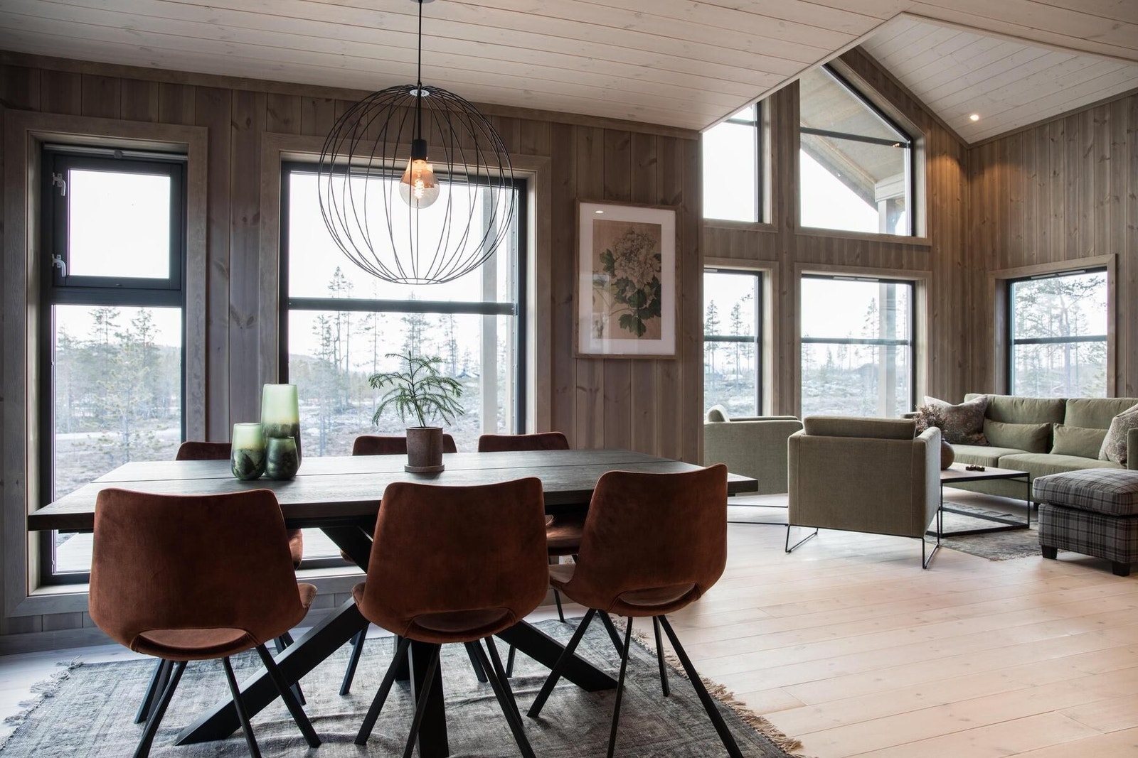 Lys og luftig stue / spisestue.
Foto fra oppsatt Polar 98. Galleribilde