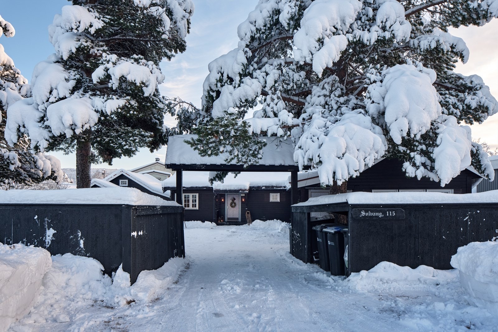 Pent inngjerdet med portal fra gangvei. 4-5 parkeringsplasser på eget tun. Galleribilde