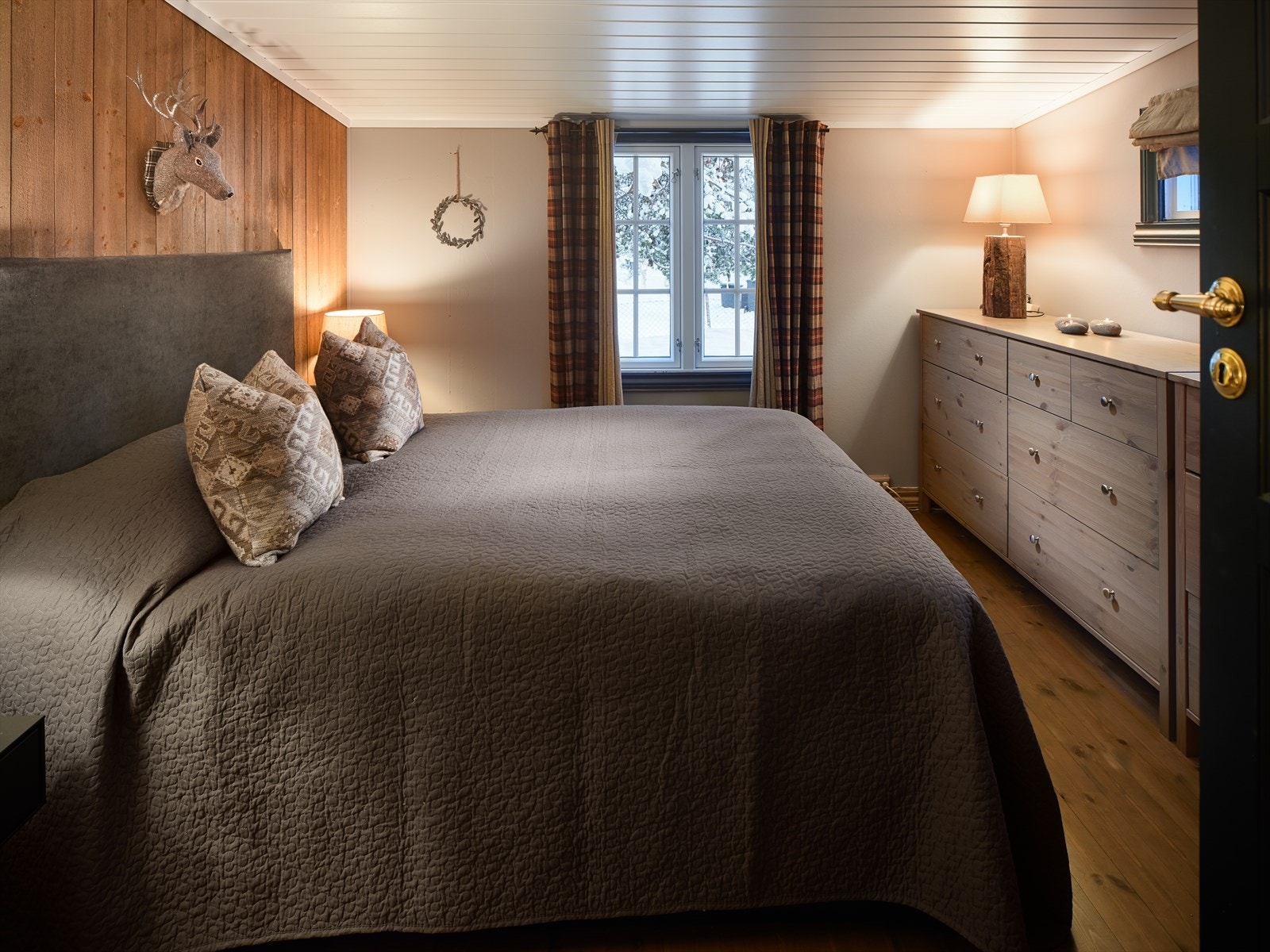 Fint hovedsoverom med stor dobbeltseng og nattbord på hver side. Lang kommoderekke gir god oppbevaringsplass. Galleribilde