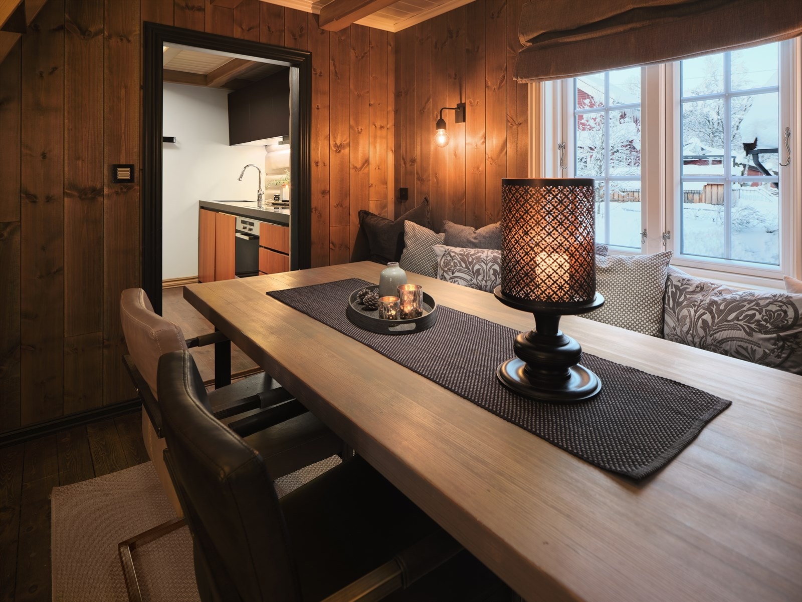 Og kjøkken i motsatt ende. Hyggelig og sosialt for kokken med gjestene sittende like ved. Galleribilde