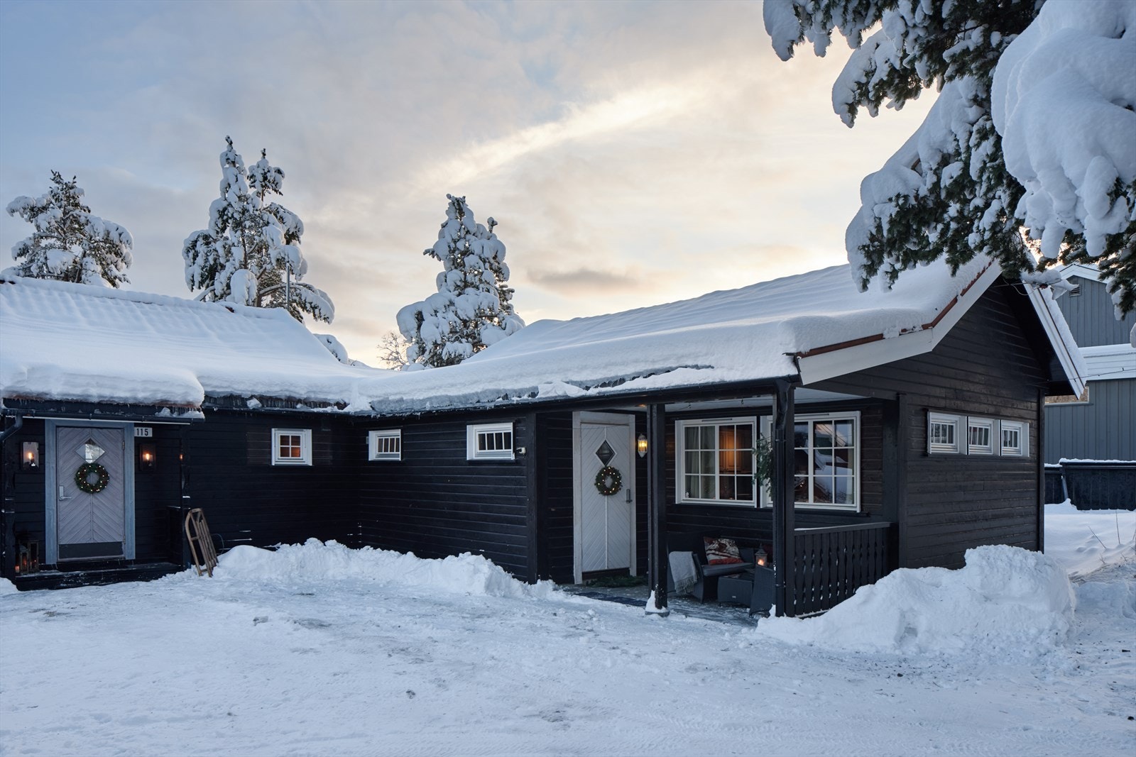 Forrige eier benyttet hovedbolig som privat hytte, og leide ut de to øvrige til fastboende. Selger har hatt utleie på alle tre enheter. Galleribilde