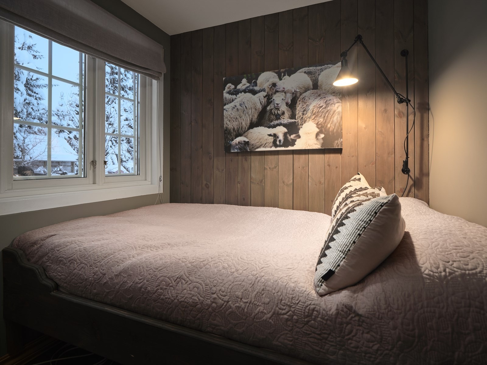 Soverom nr. 2 har tilkomst fra gang, og ligger dermed adskilt fra hovedsoverommet. Galleribilde