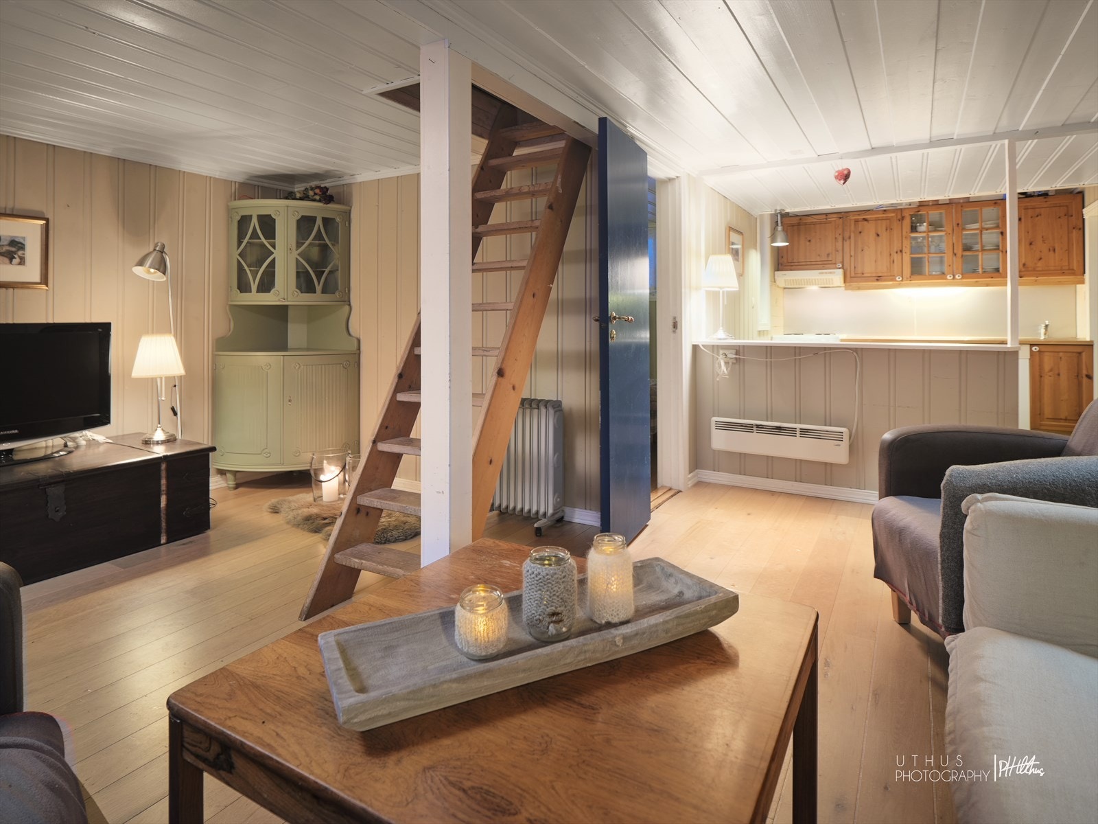 Bolig til venstre. Trapp til hems med gang og to soverom (ikke målbart areal). Bilde fra før kjøkken ble malt. Galleribilde