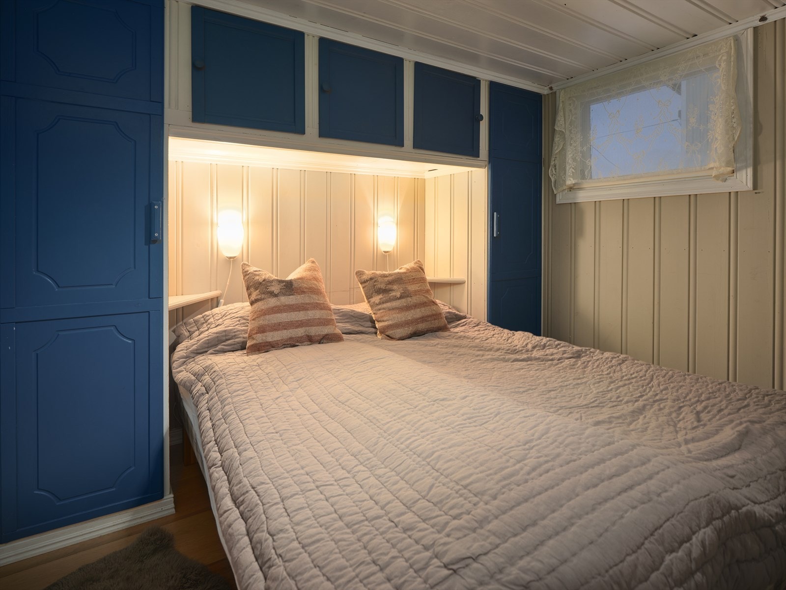 Romslig, praktisk innredet soverom med dobbeltseng og integrerte garderobeløsninger. Galleribilde