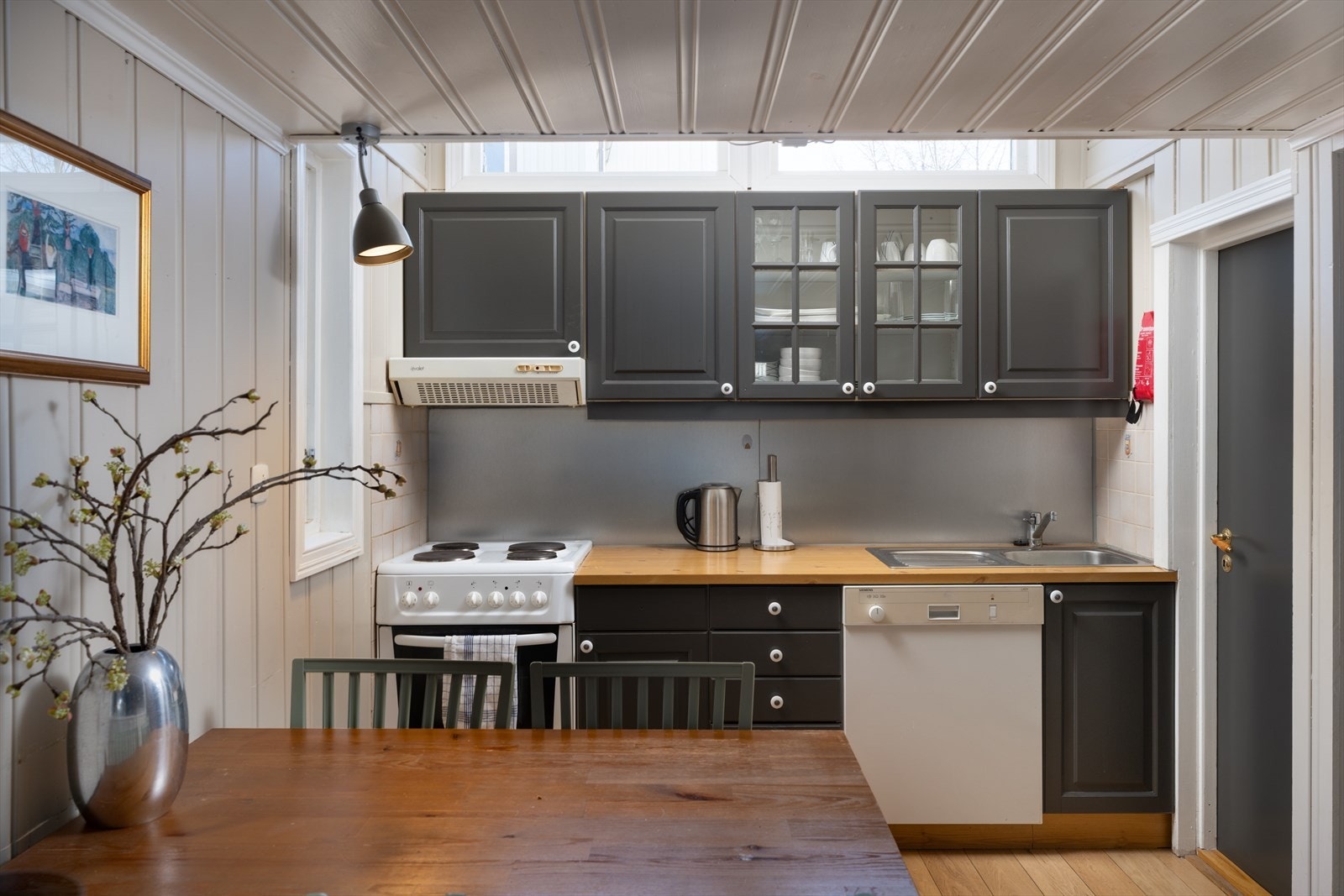 Eier har malt kjøkkeninnredningen for et mer moderne uttrykk. Galleribilde