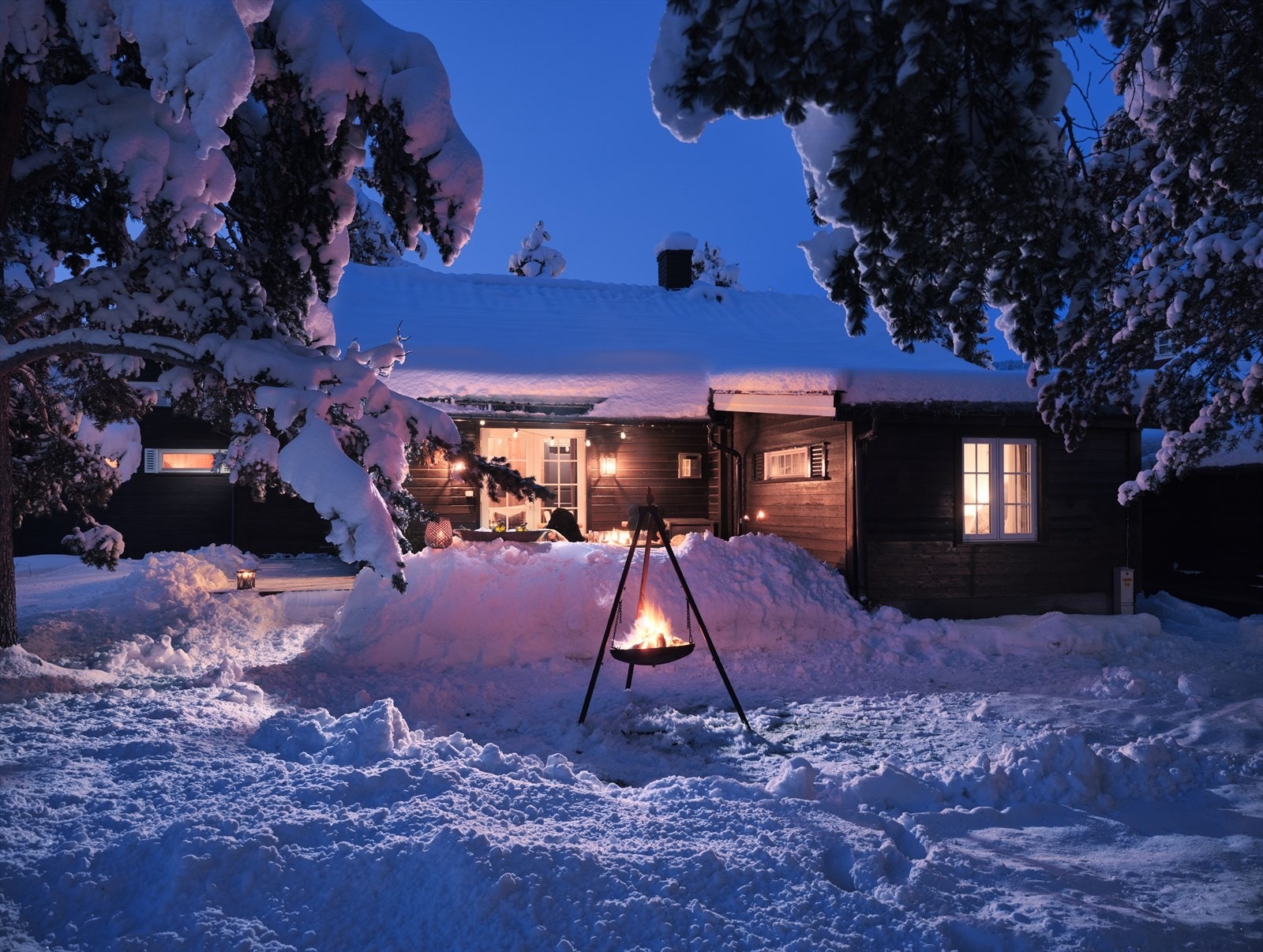 Den perfekte after-ski oase med bålpanne og sittegruppe med gasspeis på bord. Galleribilde