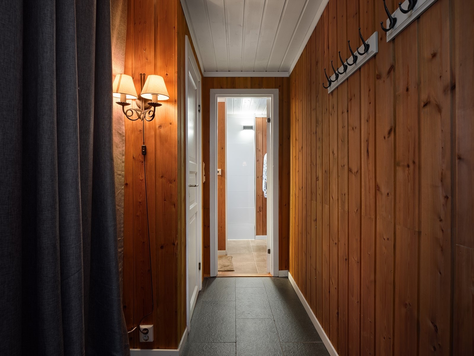 Vaskemaskin bak gardin, toalett til venstre og pent oppusset bad fra 2014 rett frem. Galleribilde