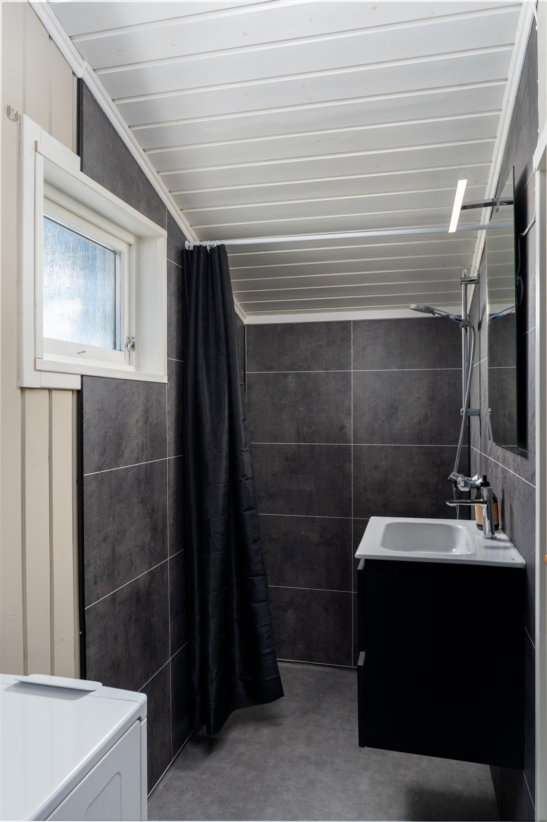 Ved kjøkken er det bad. Dette er modernisert av nåværende eier, med baderomsplater og gulv, samt innredning. Galleribilde