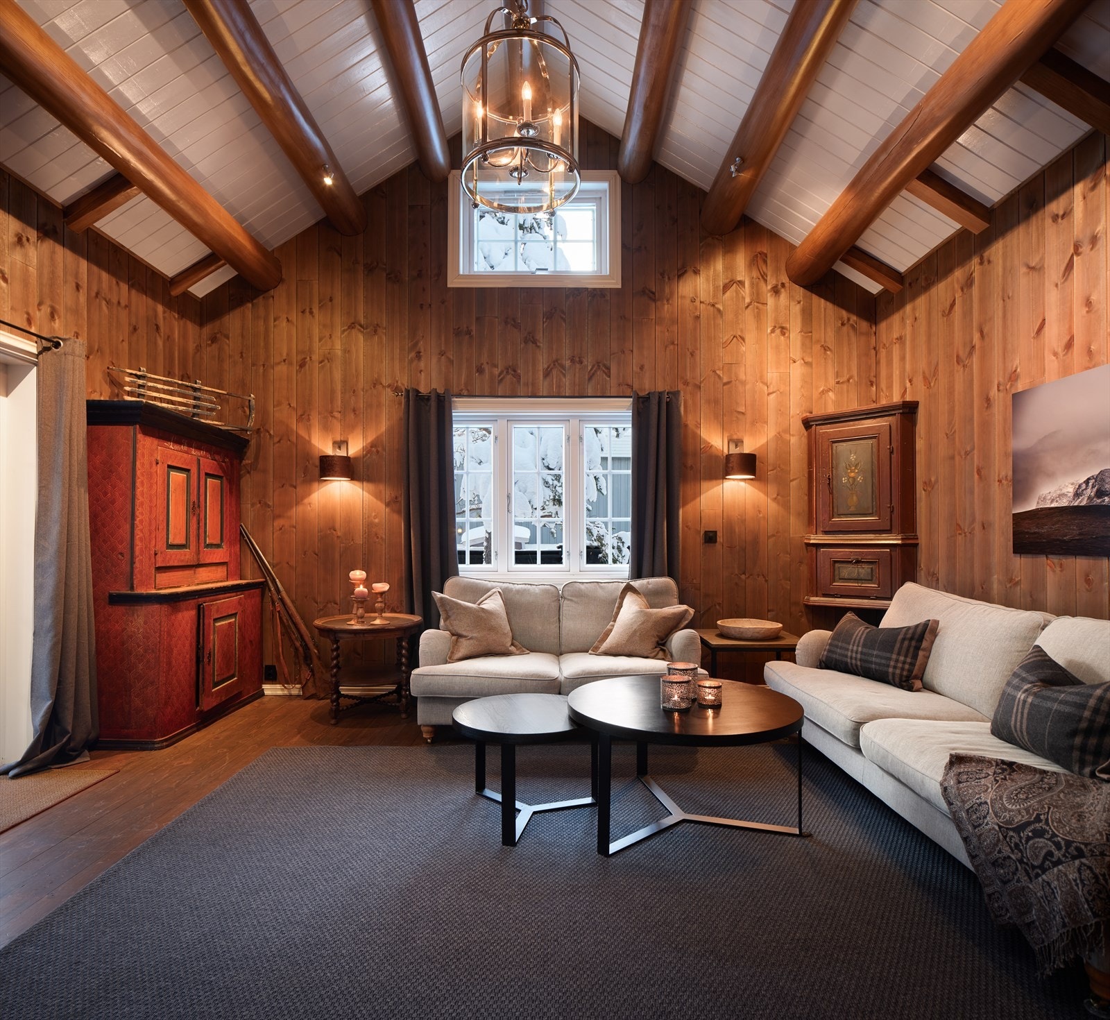 Ca. 4,3 meter takhøyde, nydelige bjelker i himling og downlights med skjulte ledninger. Galleribilde