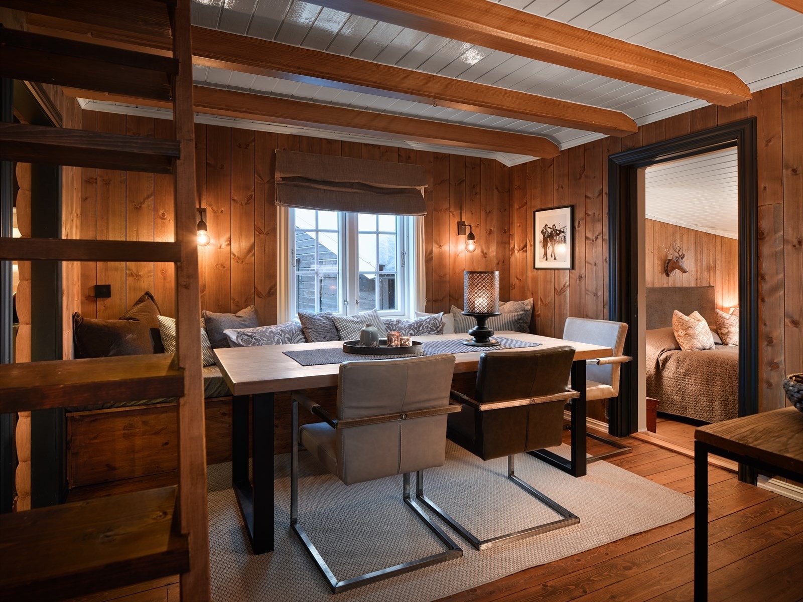 Plassbygget benk ved spisestue med god plass til å samle vennegjengen. Galleribilde