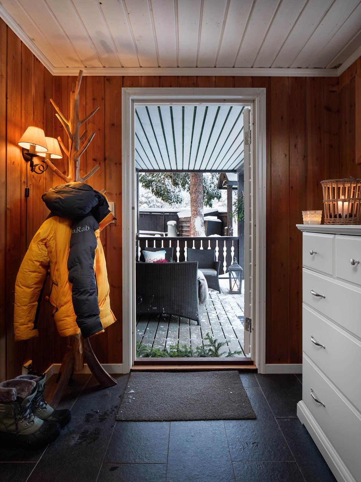 Videre presenteres bolig til høyre - her er det meste oppusset i 2014. Ny ytterdør i 2020. Galleribilde