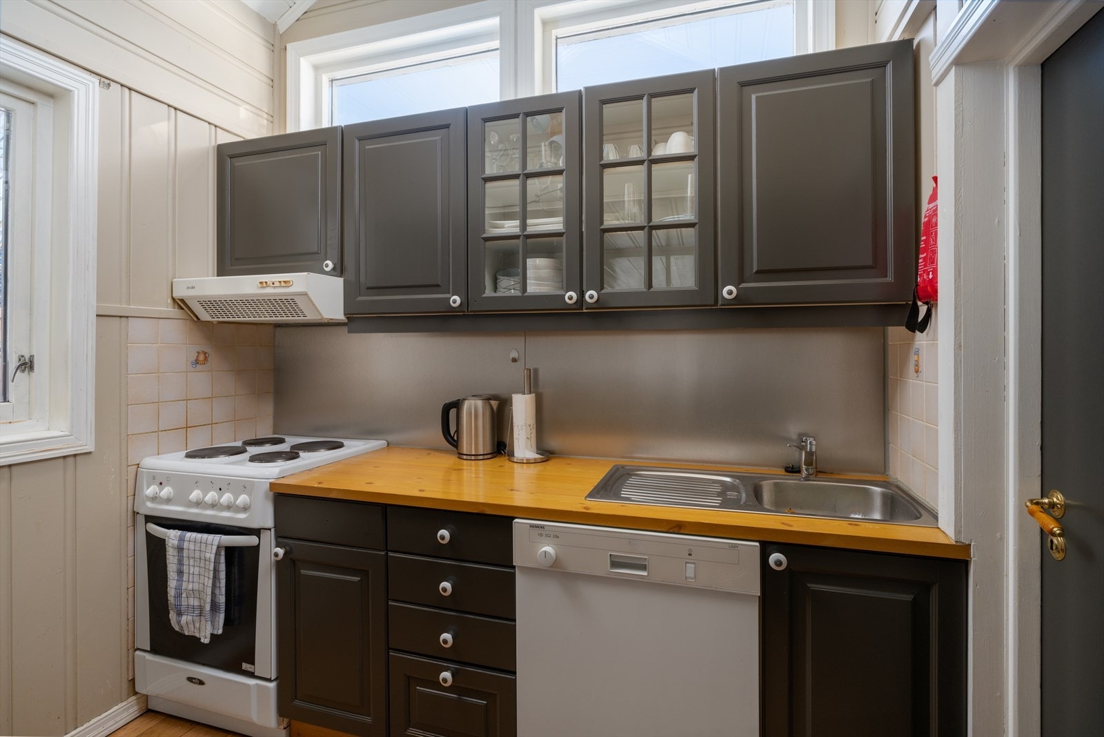 Rikelig med lysinnslipp til rommet fra vinduer på flere sider. Galleribilde