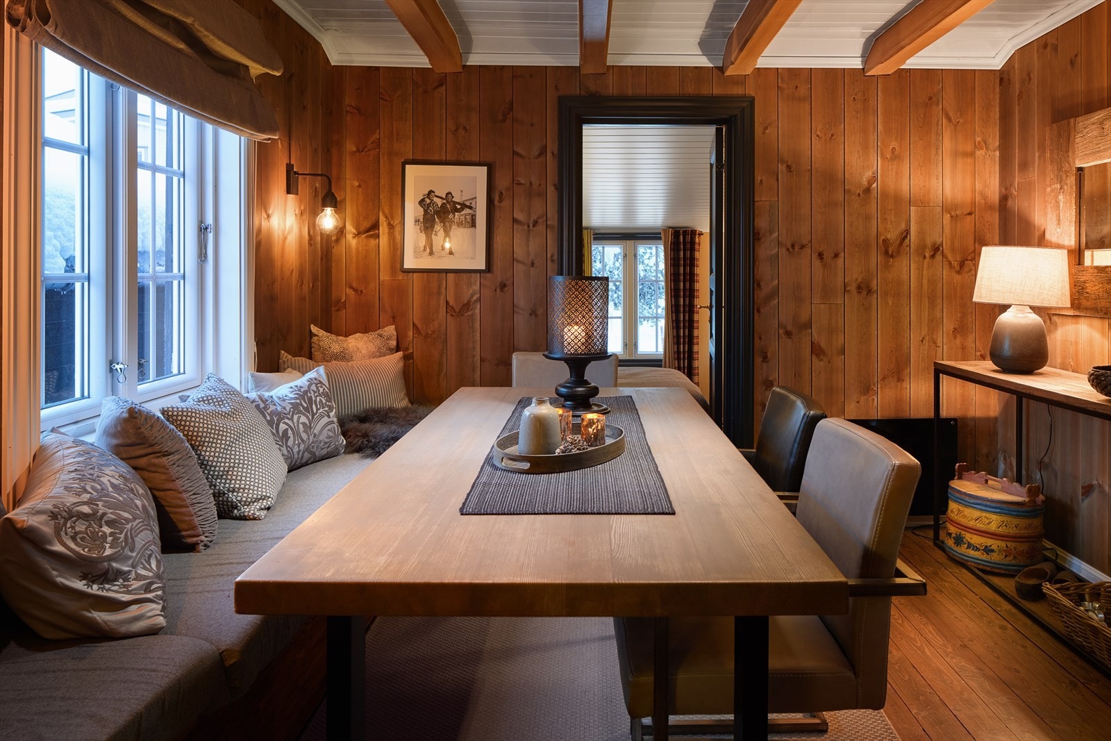 Lun, hyggelig atmosfære - dette er et trivelig rom å være i. Hovedsoverom har tilkomst i den ene enden. Galleribilde