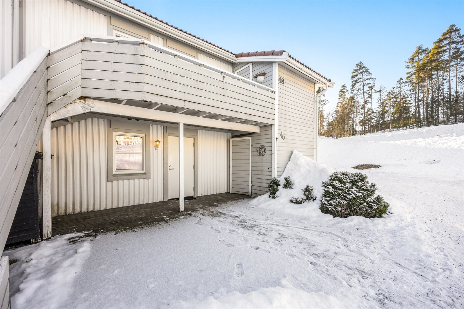 Inngang til boligen fra en markterrasse på ca. 24 kvm, med videre adkomst til en praktisk, isolert utebod på ca. 5 kvm Galleribilde