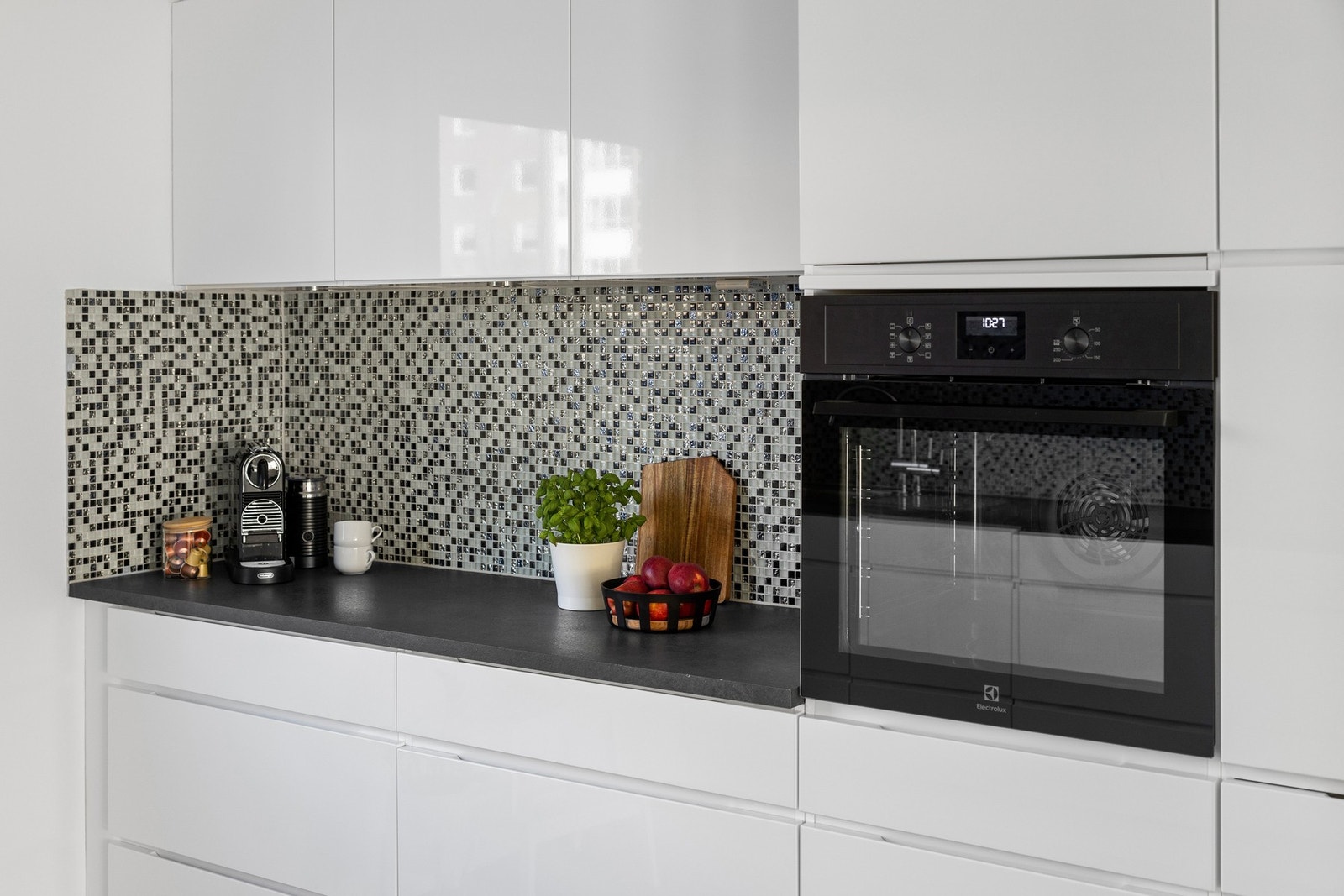 Integrert oppvaskmaskin, kjøl/fryseskap, stekeovn og induksjon platetopp. Galleribilde