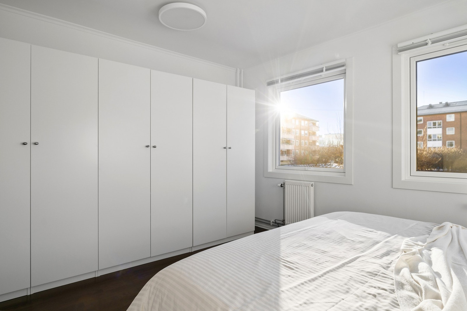 Her er det godt med oppbevaringsplass i store garderobeskap. Galleribilde