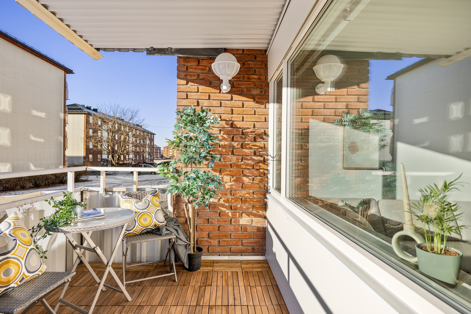 Balkongen er skjermet, med vegg på begge sidene. Galleribilde