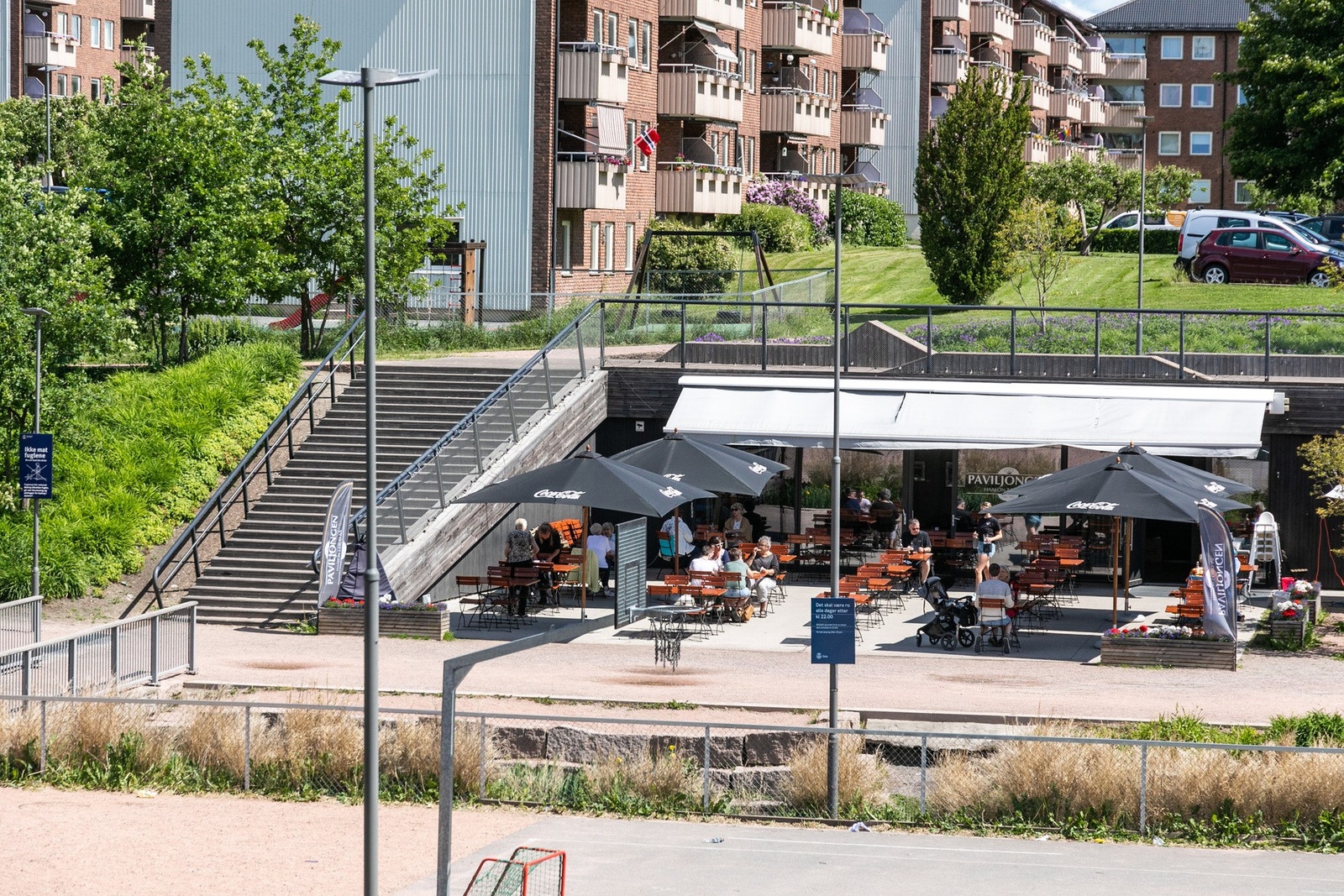 Velkommen til Paviljongen, den hyggelige bistroen i hjertet av parken. Galleribilde