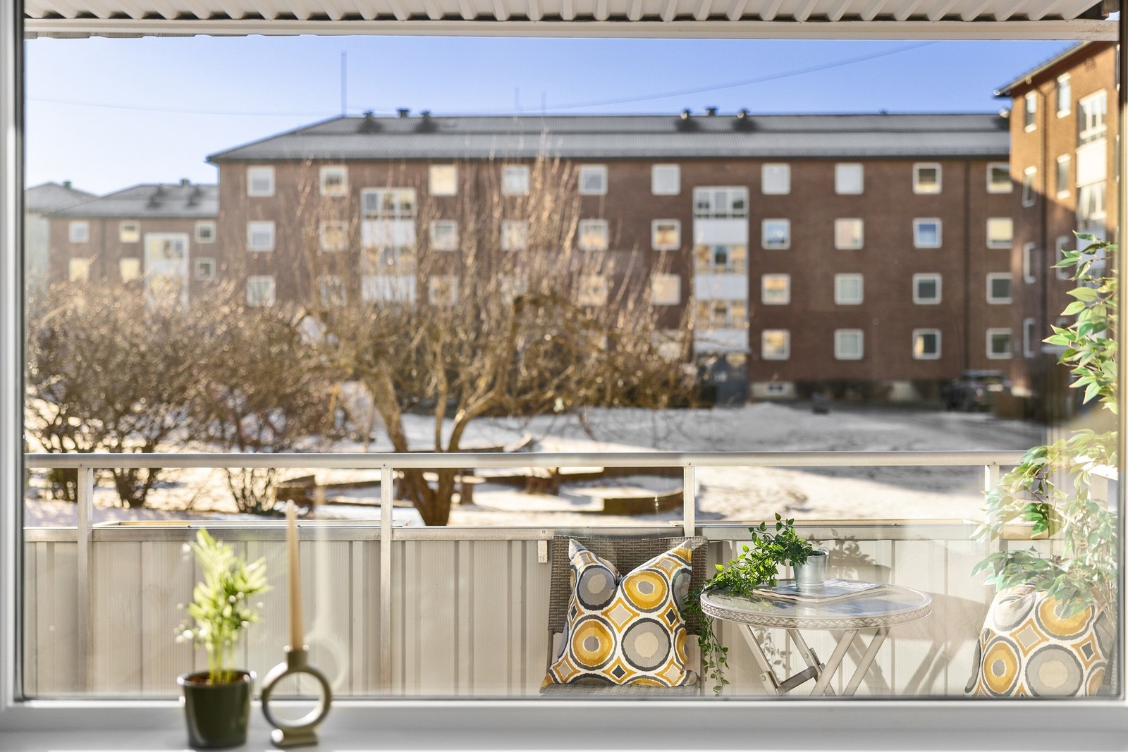 Fra stuen er det hyggelig utsyn mot rolige fellesarealer. Galleribilde