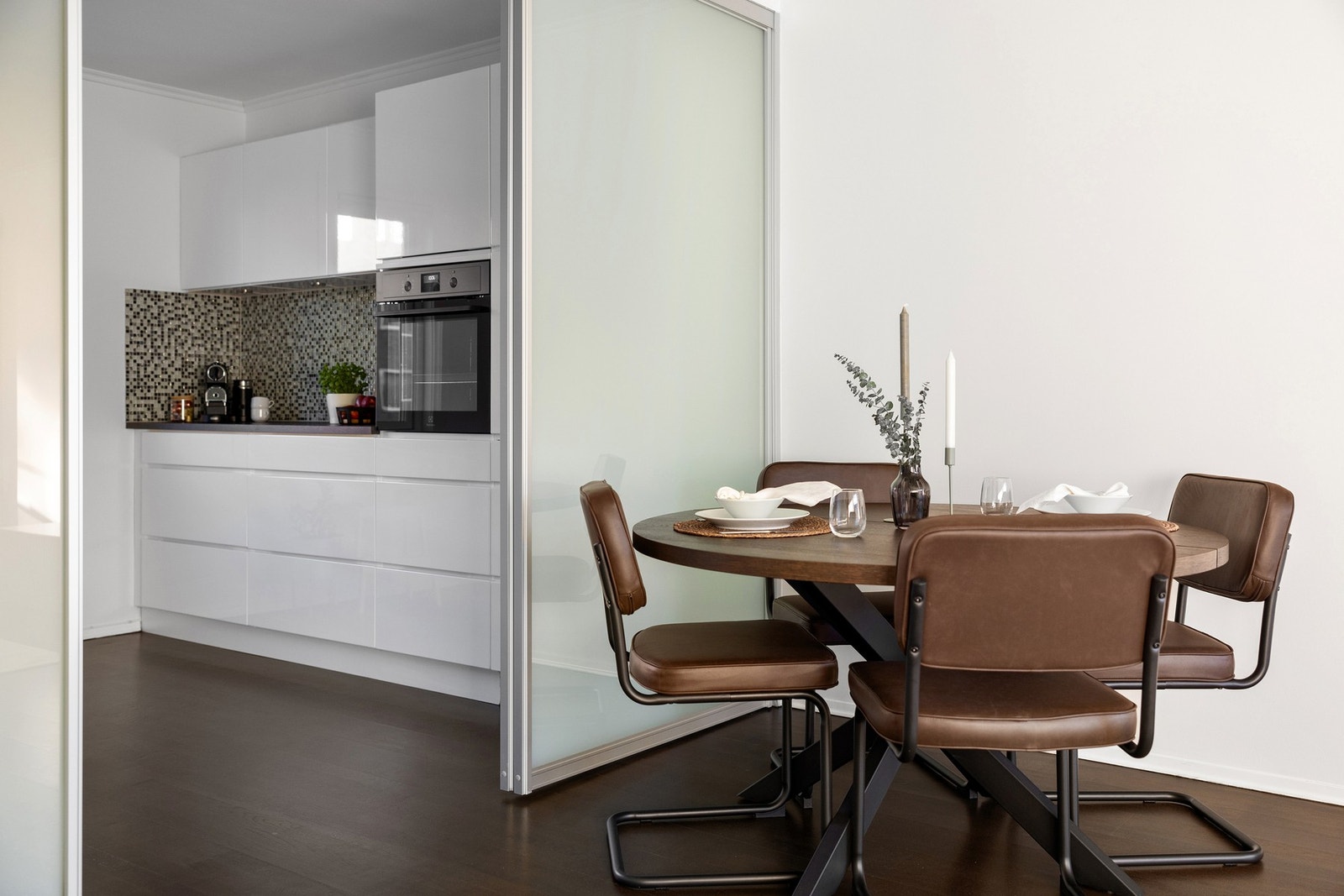 Spisegruppen har en fin plassering i tilknytning til kjøkkenet. Galleribilde